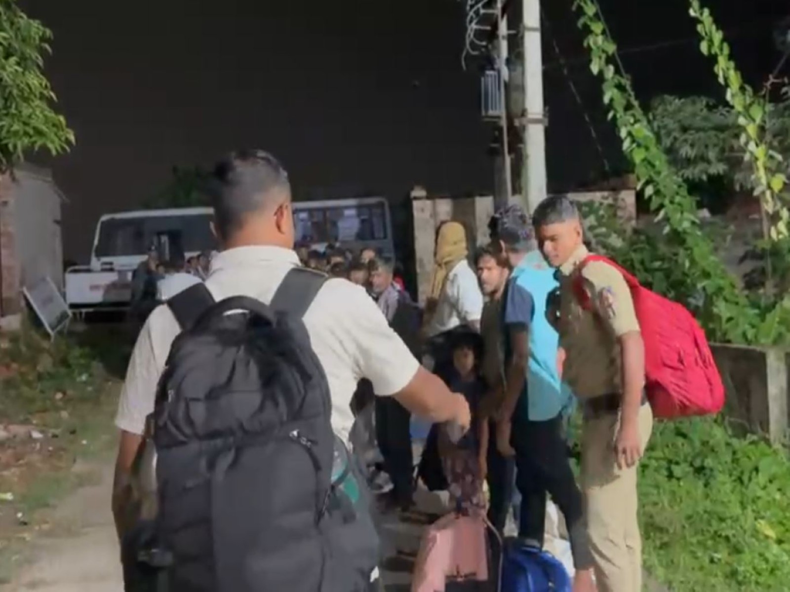 Bangladeshi immigrants  being sent to Malda for deportation (Photo/ANI)