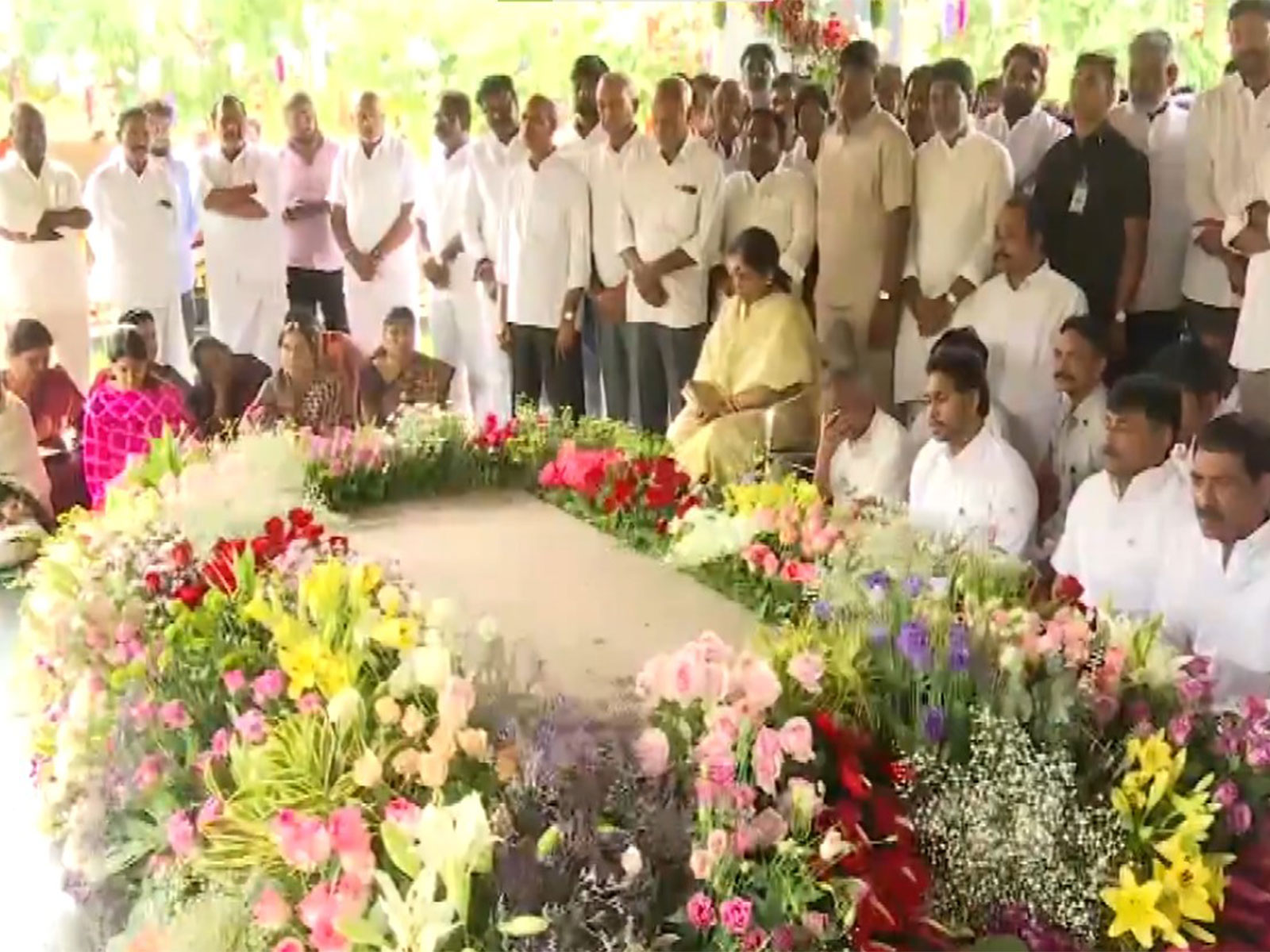 YSRCP President YS Jagan Mohan Reddy pays tribute to former CM YS Rajasekhara Reddy on his death anniversary (Photo:YSRCP)