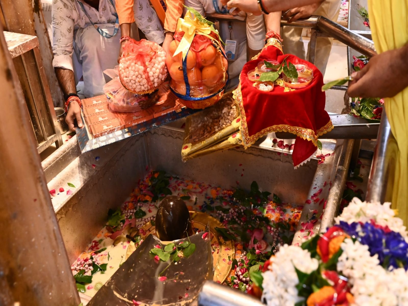Special gifts worshipped at Kashi Vishwanath Temple before being sent to Krishna Janmasthan (Photo: Kashi Vishwanath Temple)