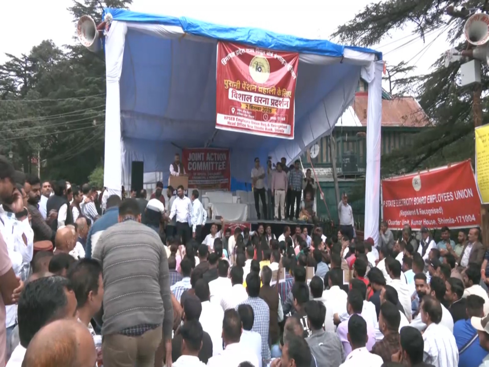 HPSEB employees gherao Himachal Assembly (Photo/ANI) HPSEB employees gherao Himachal Assembly (Photo/ANI)