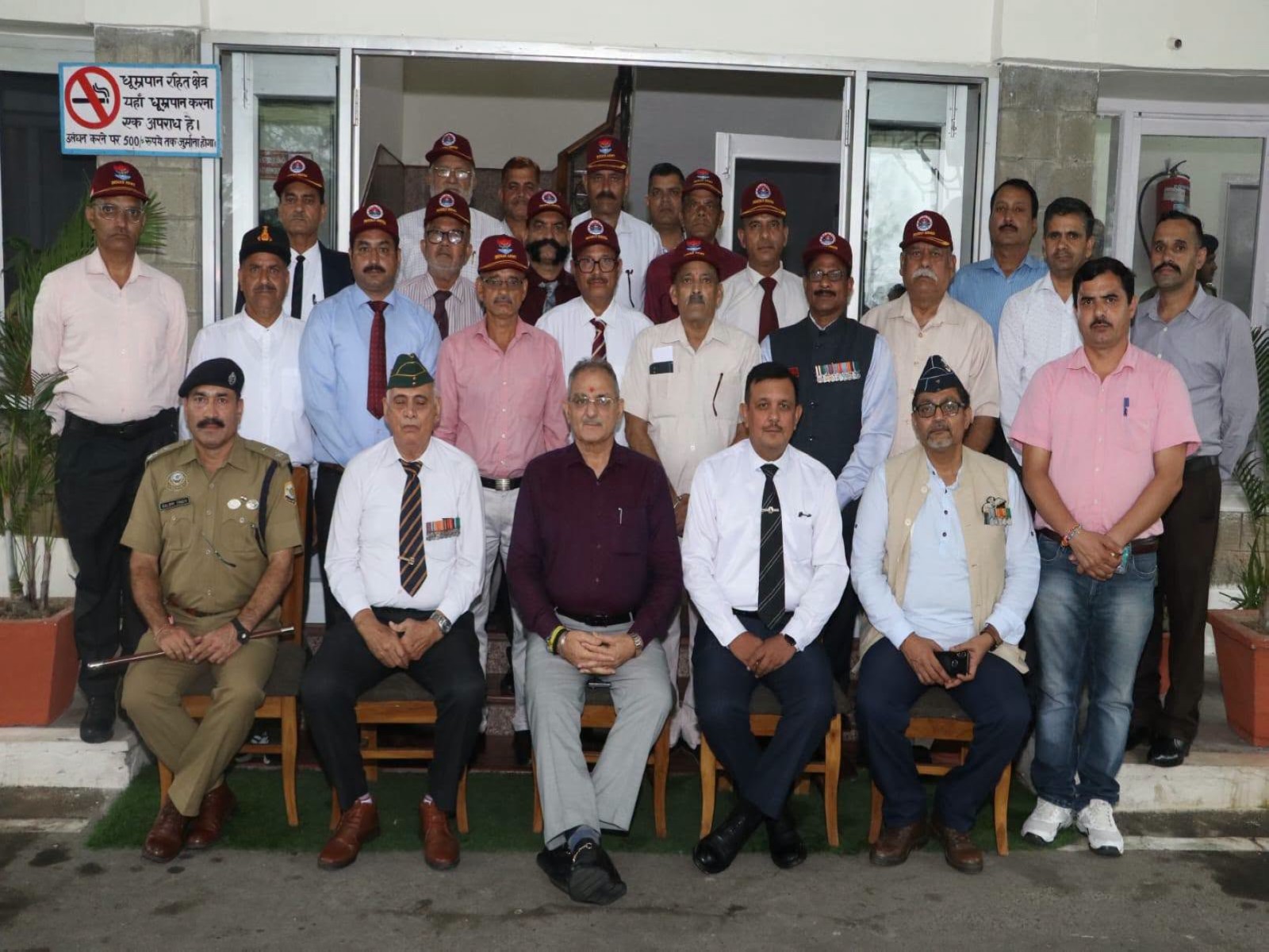 Governor of Himachal Pradesh with the members of Directorate Sainik Welfare and ex-servicemen (Photo/Facebook)