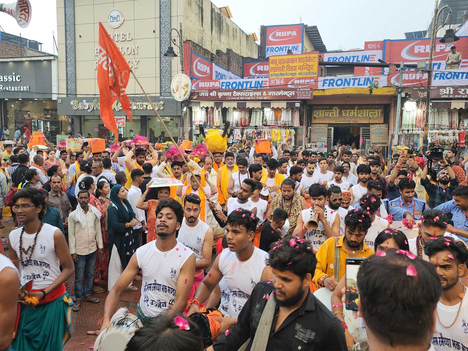 Devotees gathered ahead of Janmashtami (photo/Shri Kashi Vishwanath Mandir) Devotees gathered ahead of Janmashtami (photo/Shri Kashi Vishwanath Mandir)