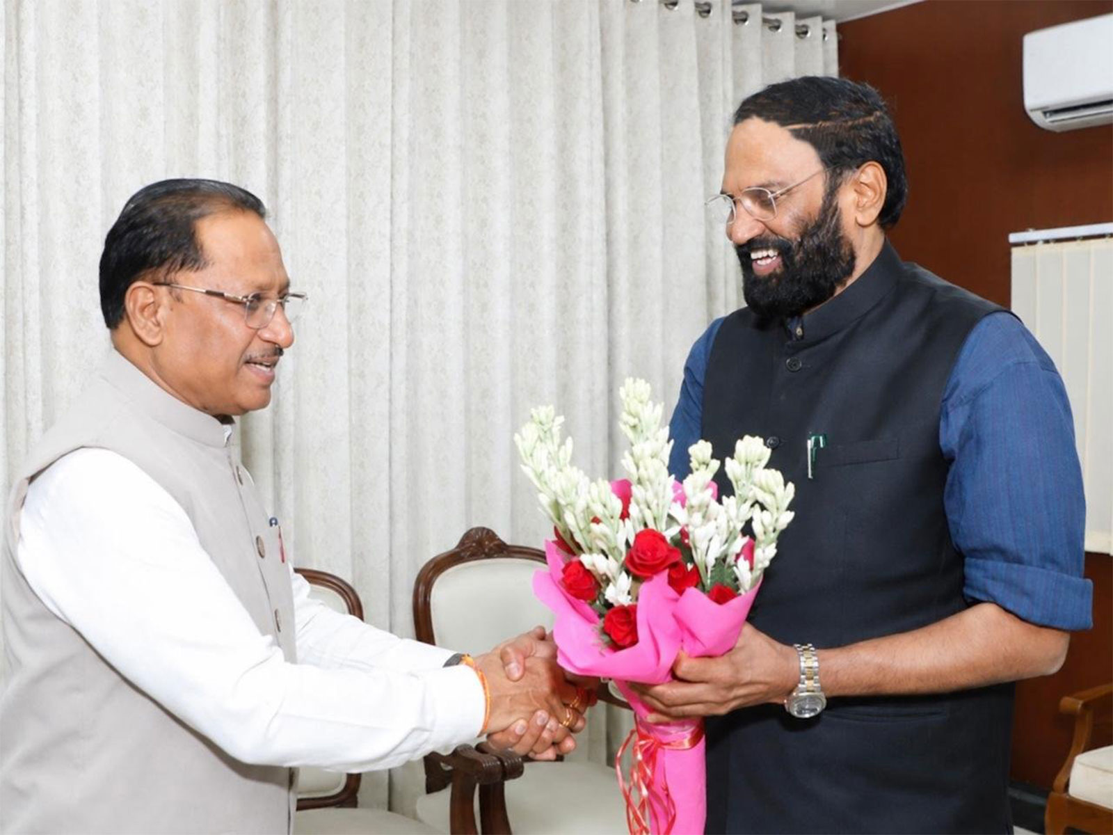 Telangana minister Uttam Reddy meets Chhattisgarh CM Sai in Delhi (Photo:ANI)