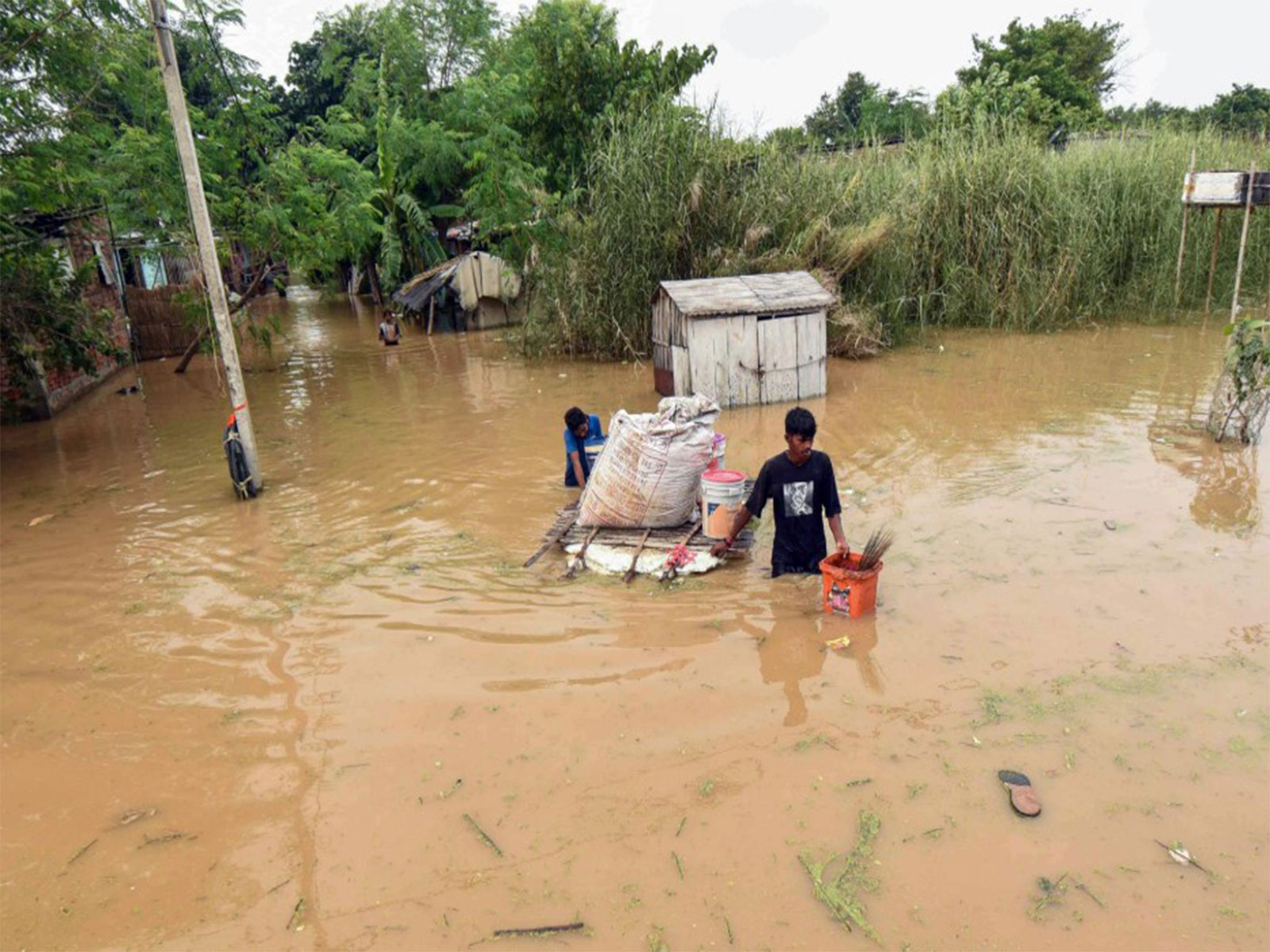 Flood-Affected people move to safer places as Ganga overflows in Patna (Photo/ANI) Flood-Affected people move to safer places as Ganga overflows in Patna (Photo/ANI)