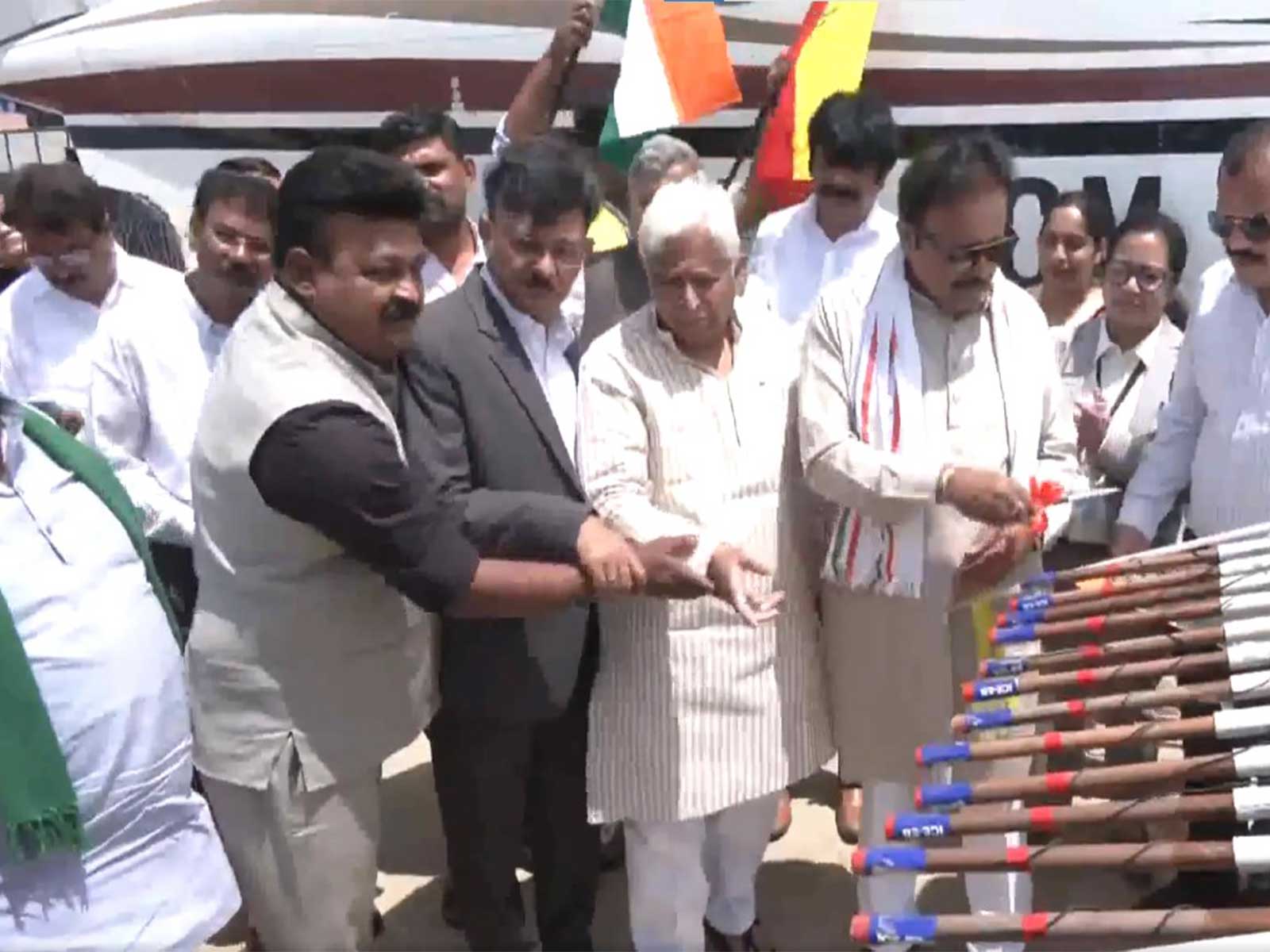 Karnataka Ministers N Chaluvarayaswamy, along with HK Patil, flag off the Cloud Seeding programmeย (Photo/ANI) Karnataka Ministers N Chaluvarayaswamy, along with HK Patil, flag off the Cloud Seeding programmeย (Photo/ANI)
