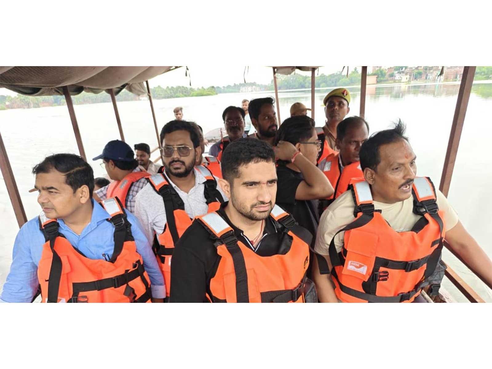 City Commissioner inspects flood-affected areas of Salarpur (Photo: Varanasi Municipal Corporation)