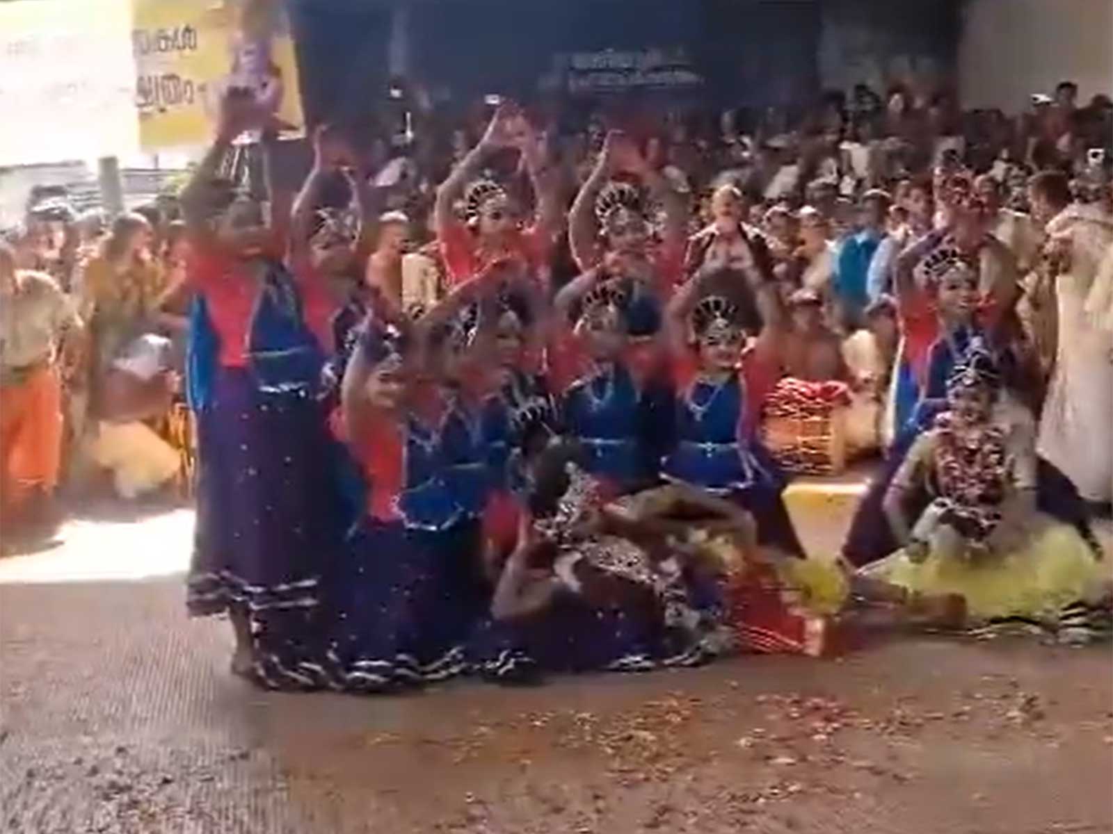 Devotees perform at Guruvayur Temple (Photo/ANI)
