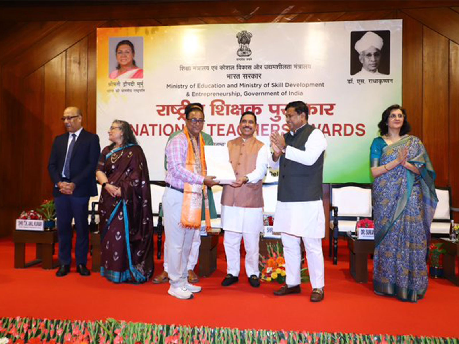Union Minister Pralhad Joshi interacts with  National Teacher Award recipients (Photo/X/@EduMinOfIndia)