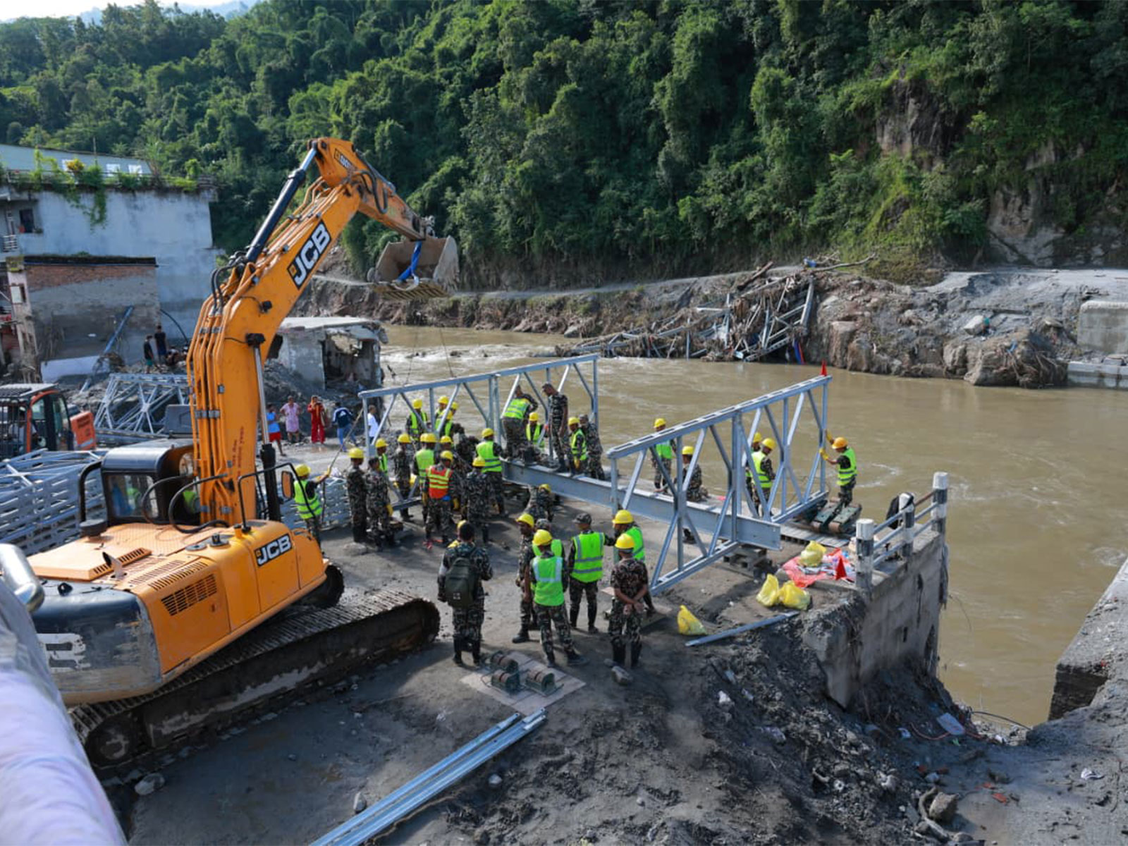 Nepalese Army constructs rope bridge in Nuwakot (Photo/X@NepaliArmyHQ) Nepalese Army constructs rope bridge in Nuwakot (Photo/X@NepaliArmyHQ)