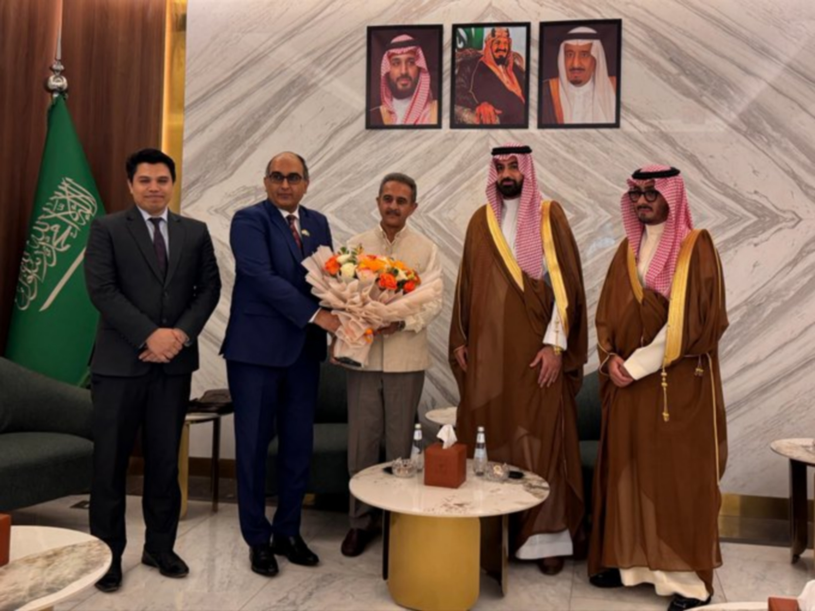 MoS Kirti Vardhan Singh being welcomed during his bilateral visit to Saudi Arabia. (Photo: X/@KVSinghMPGonda)
