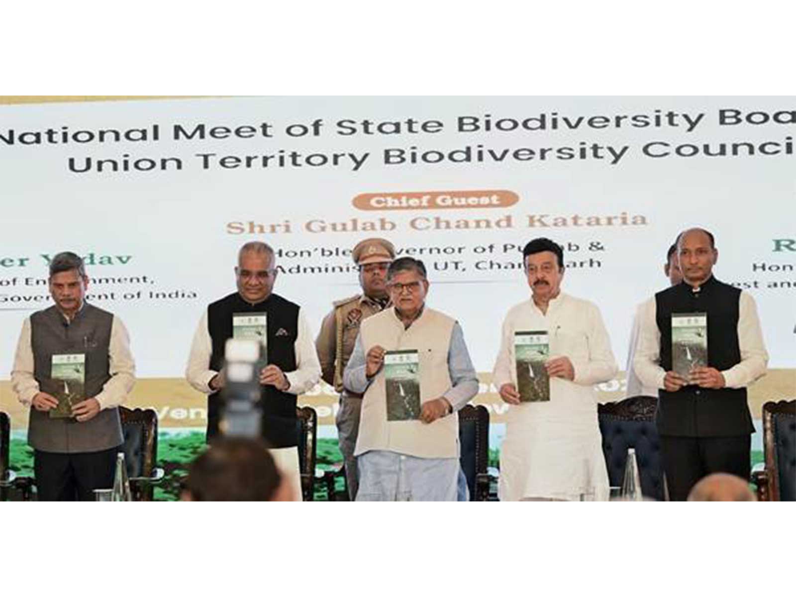 Punjab Governor Gulab Chand Kataria and Union Minister Bhupendra Yadav at the event (Photo/PIB)