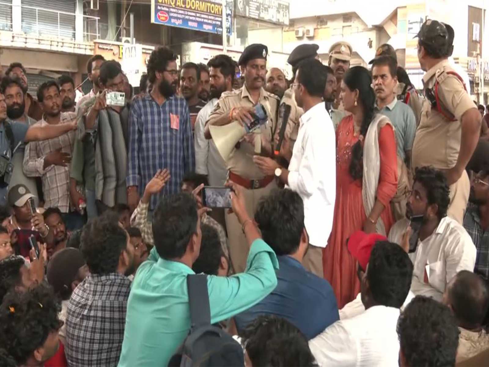 Employees of the 'Swarna Grama' and 'Swarna Ward Sachivalayam' protesting for their key demands (Photo/ANI) Employees of the 'Swarna Grama' and 'Swarna Ward Sachivalayam' protesting for their key demands (Photo/ANI)