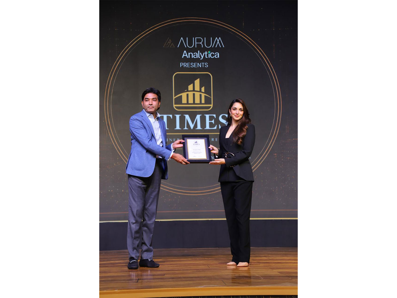 Mr Pankaj Dugar receiving the prestigious Times Realty Award from Kiara Advani