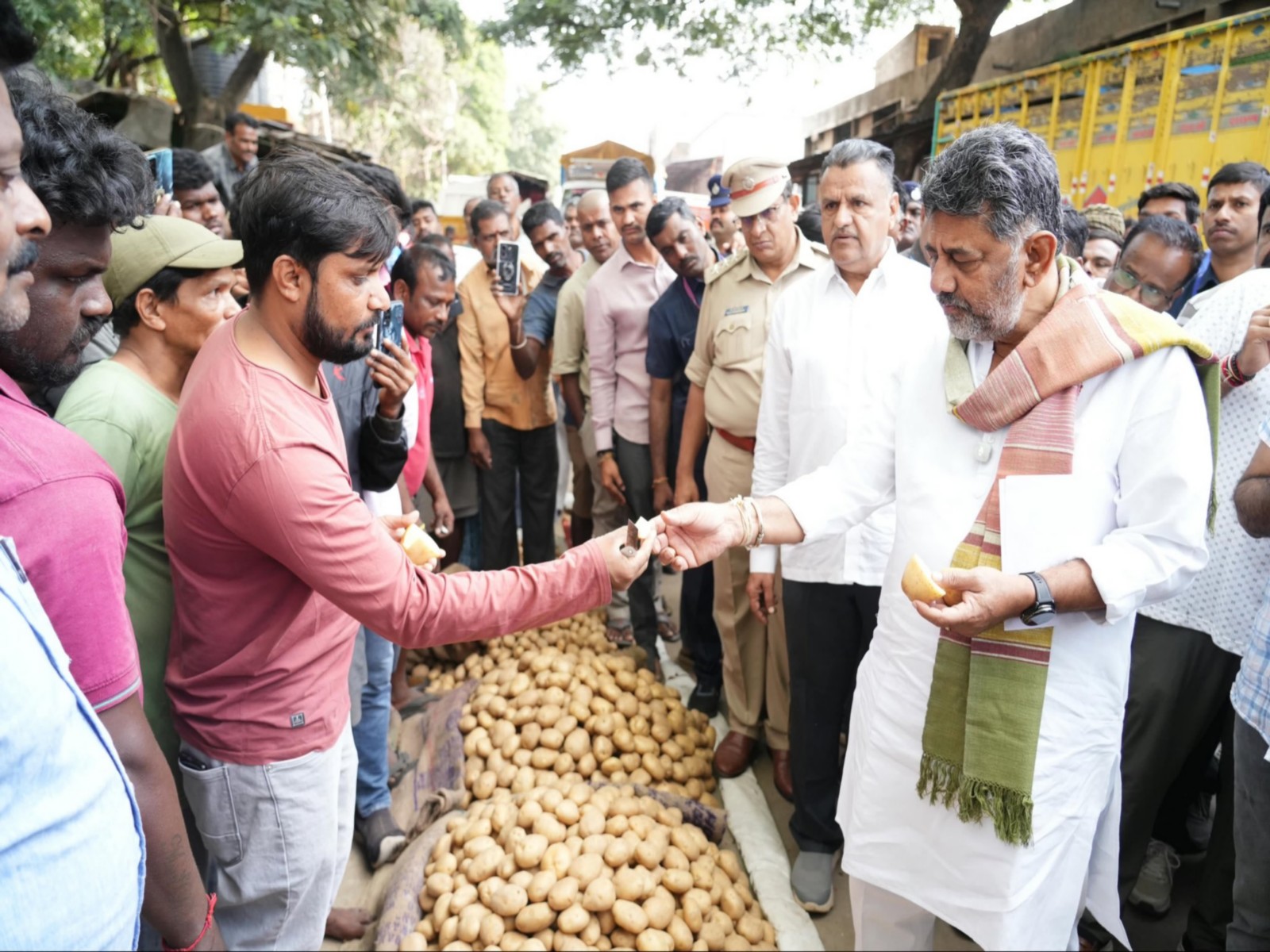Karnataka CM DK Shivakumar visits Yeshwanthpur APMC (Photo/X/@DKShivakumar)