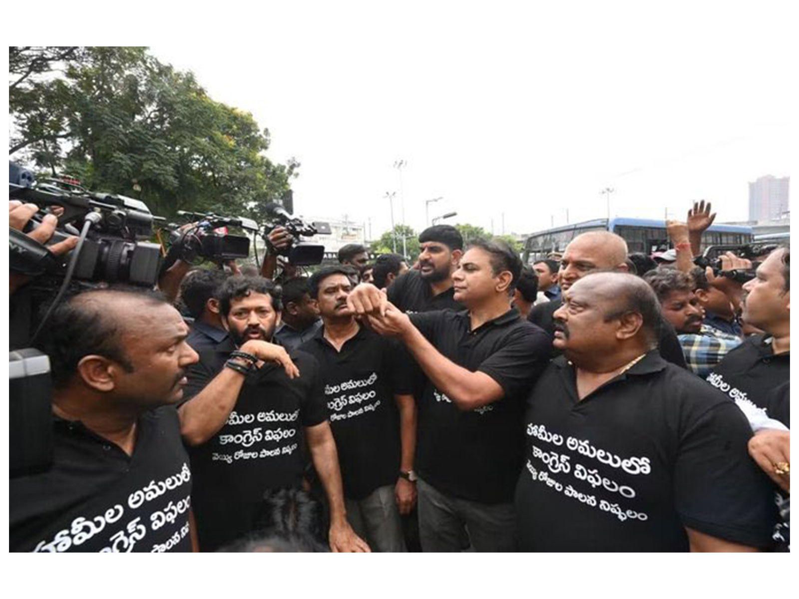 Protest by BRS leaders outside Telangana Assembly (Photo/@KTRBRS)