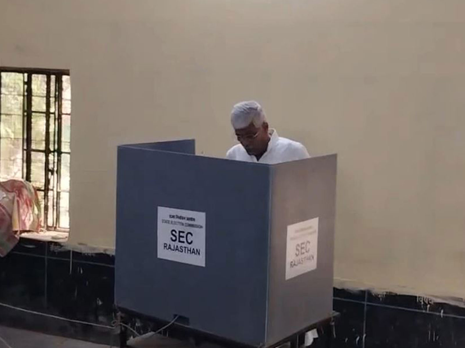 Union Minister Gajendra Shekhawat casts vote in Rajasthan Civic Polls (Photo/ANI)
