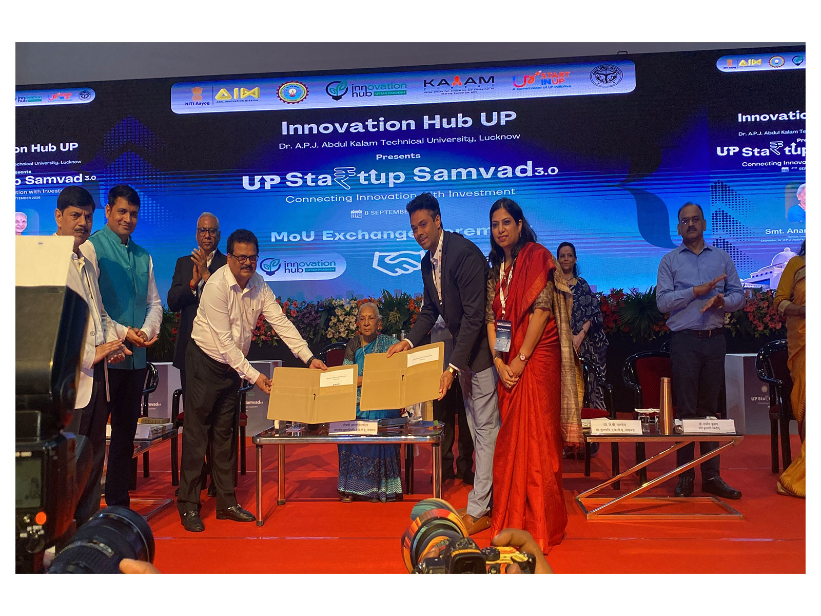 Rapyder representatives exchange the MoU with Innovation Hub UP officials at UP Startup Samvad 3.0, Lucknow, in the presence of the Hon'ble Governor of UP