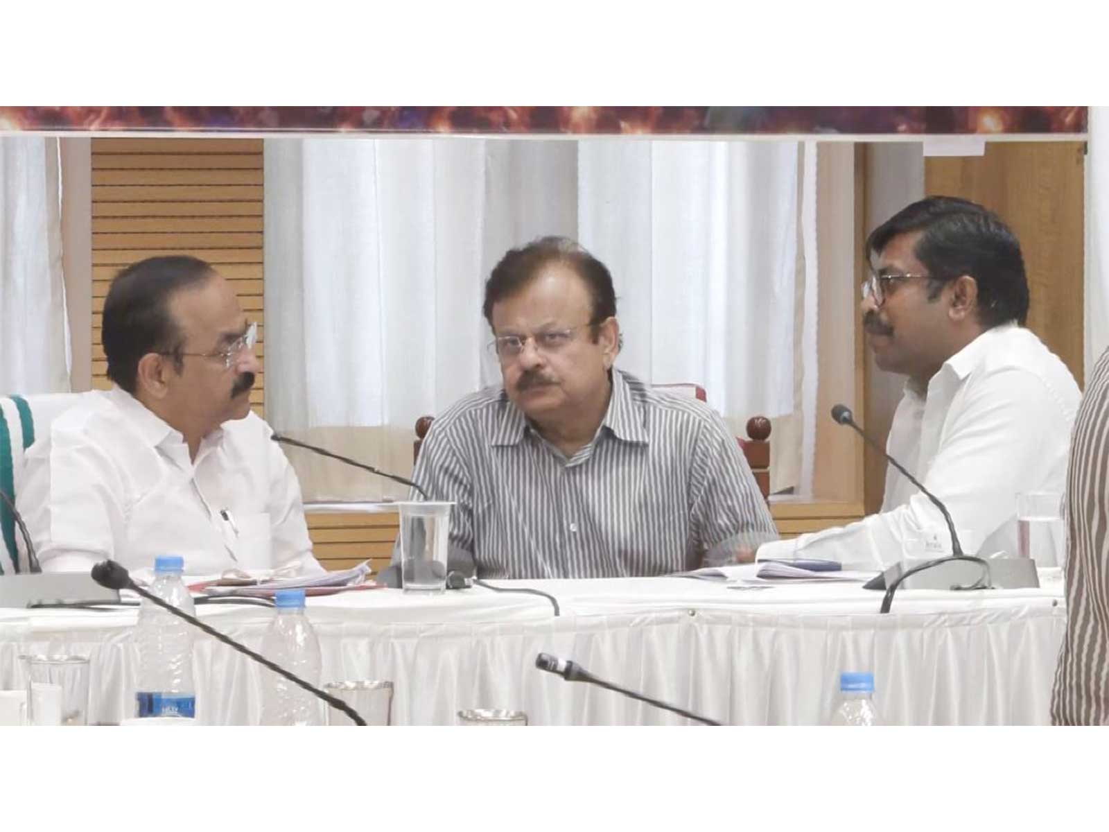 Keralam Chief Minister VD Satheesan, Chief Secretary Bishwanath Sinha, Chairman and Managing Director (CMD) of the Kerala State Electricity Board (KSEB), MG Rajamanickam (Photo/ANI) Keralam Chief Minister VD Satheesan, Chief Secretary Bishwanath Sinha, Chairman and Managing Director (CMD) of the Kerala State Electricity Board (KSEB), MG Rajamanickam (Photo/ANI)