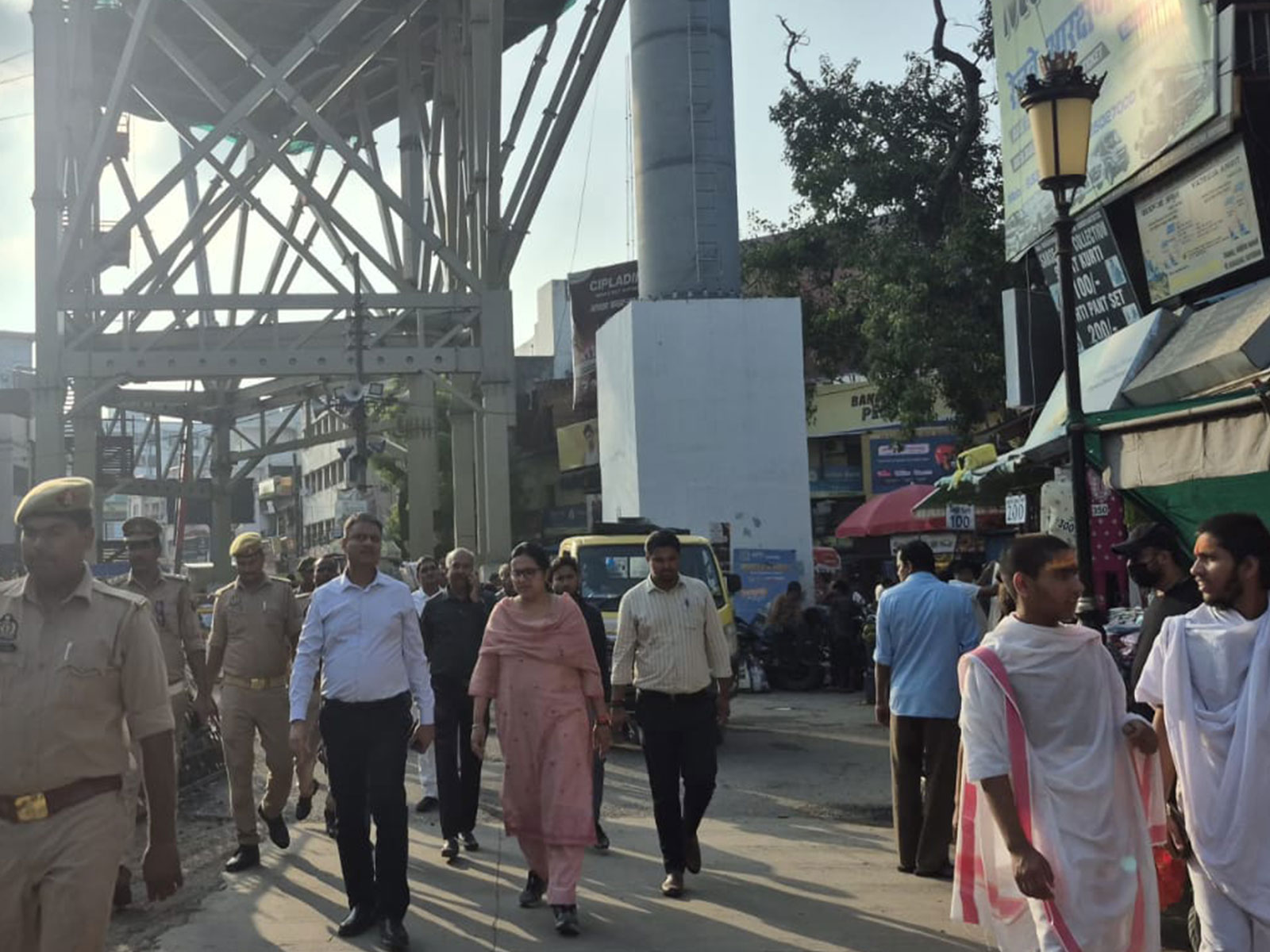 Varanasi Divisional Commissioner conducts inspection of ropeway project (Photo/Information Department Varanasi) Varanasi Divisional Commissioner conducts inspection of ropeway project (Photo/Information Department Varanasi)