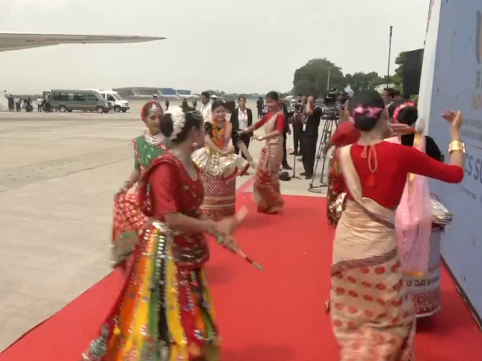Vibrant cultural welcome for Xi Jinping at Palam Airport (Photo/ANI)