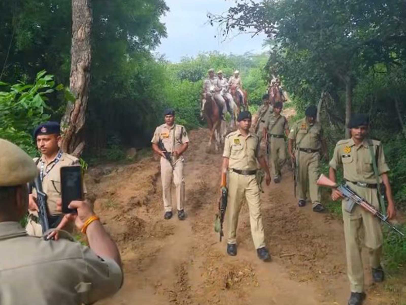 Combing operation by Delhi Police (Photo/X/@DCPNewDelhi) Combing operation by Delhi Police (Photo/X/@DCPNewDelhi)