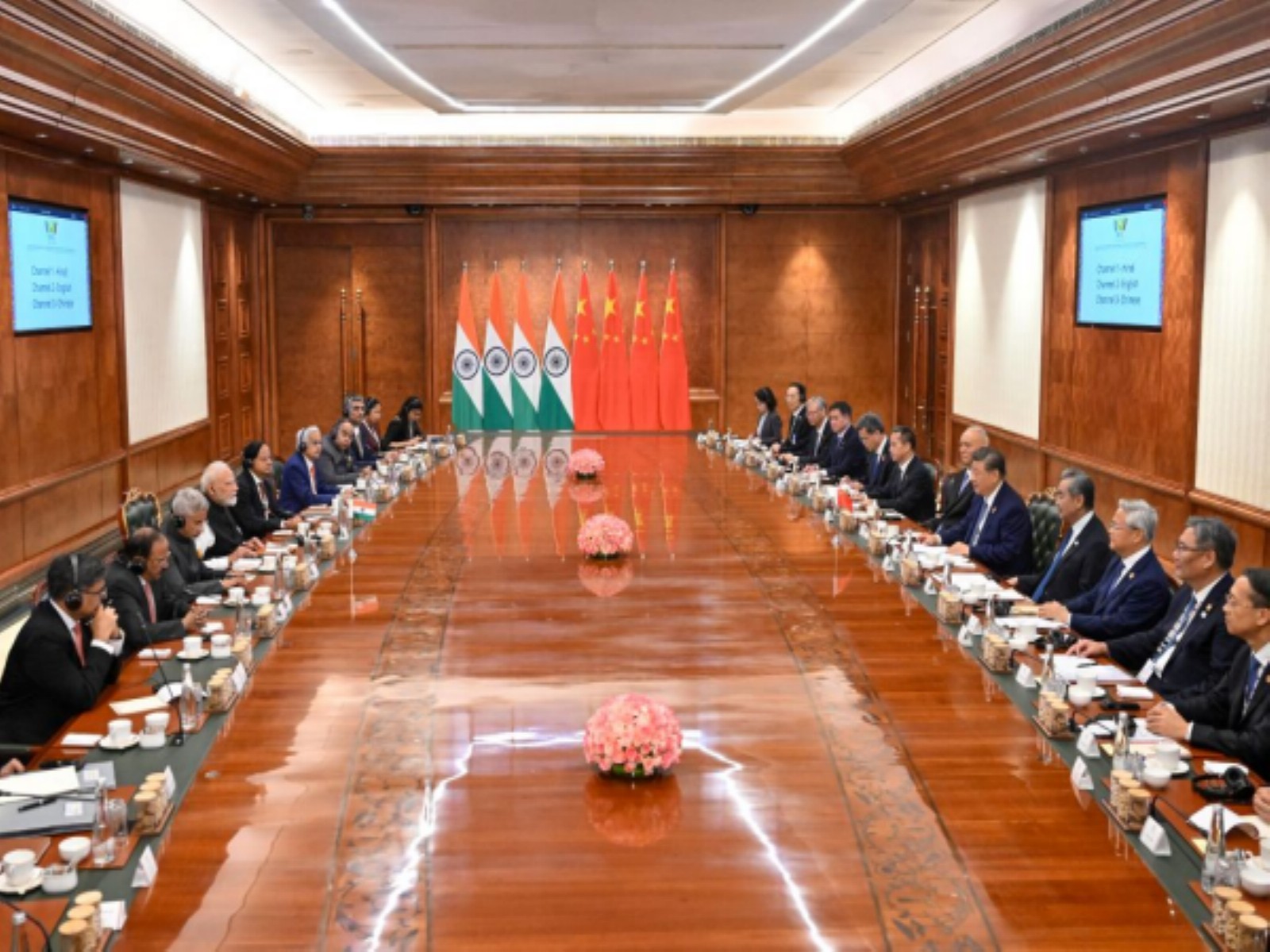 Prime Minister Narendra Modi meeting with Chinese President Xi Jinping on the sidelines of the 18th BRICS Summit in New Delhi (Photo/Chinese MoFA)