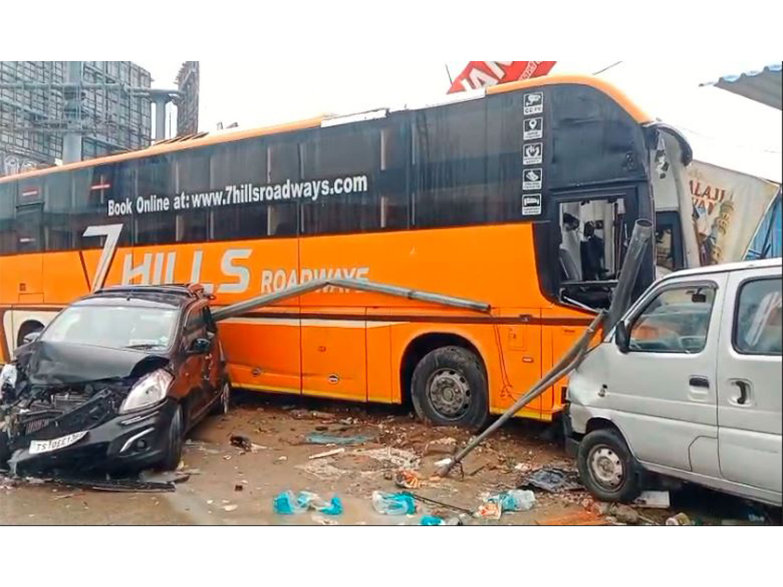 Bus crashes into the hotel in Shamshabad (Photo/ANI)