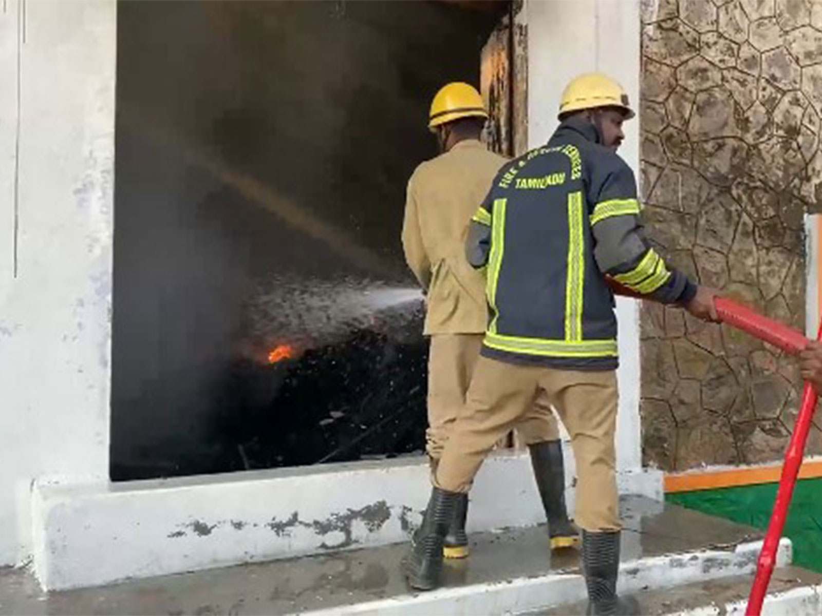 Firefigthing efforts underway at FCI warehouse in Thoothukudi (Photo/ANI) Firefigthing efforts underway at FCI warehouse in Thoothukudi (Photo/ANI)