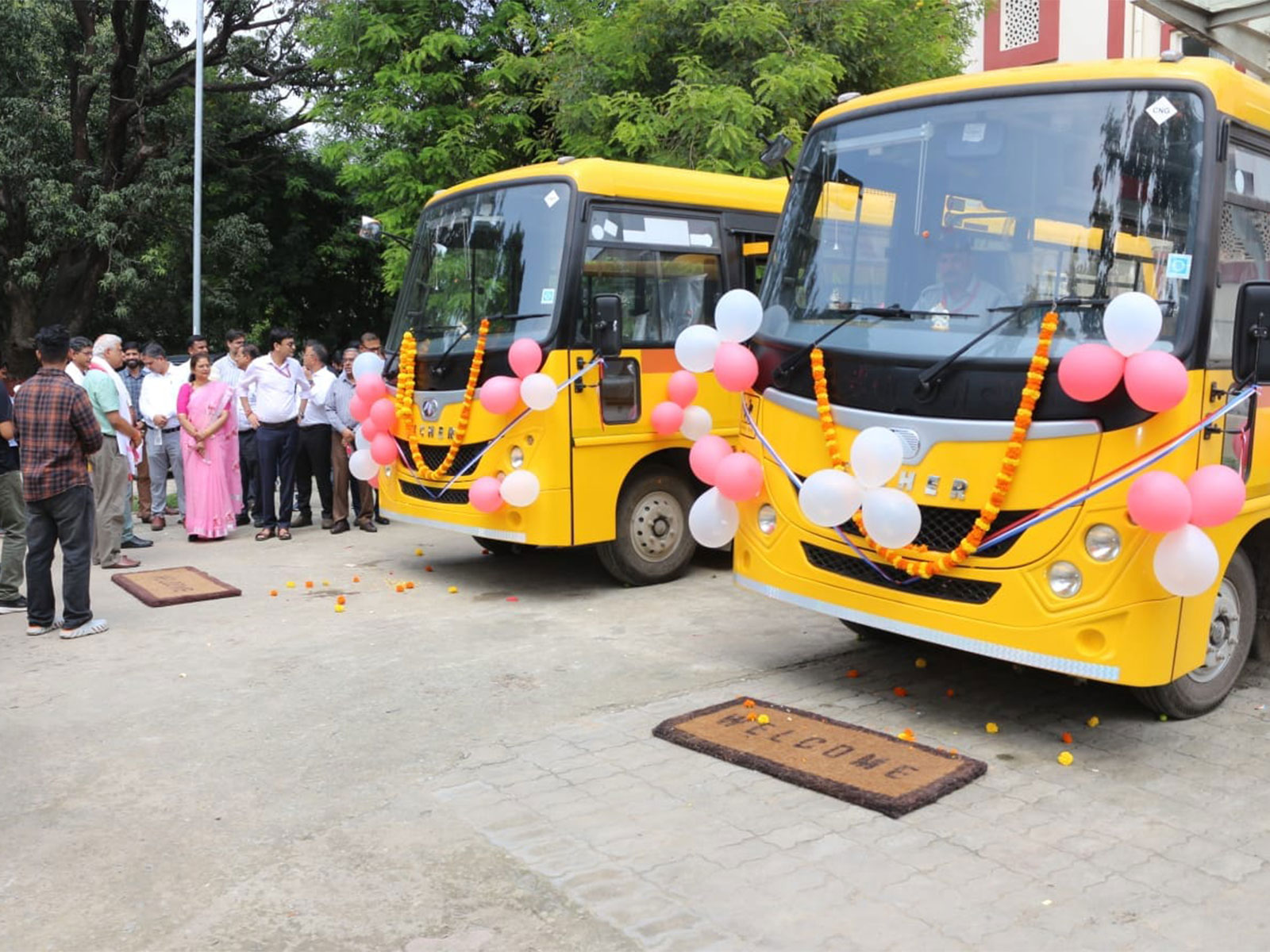 IIT(BHU) inaugurates two new buses to enhance transportation facilities for students (Photo: IIT BHU) IIT(BHU) inaugurates two new buses to enhance transportation facilities for students (Photo: IIT BHU)