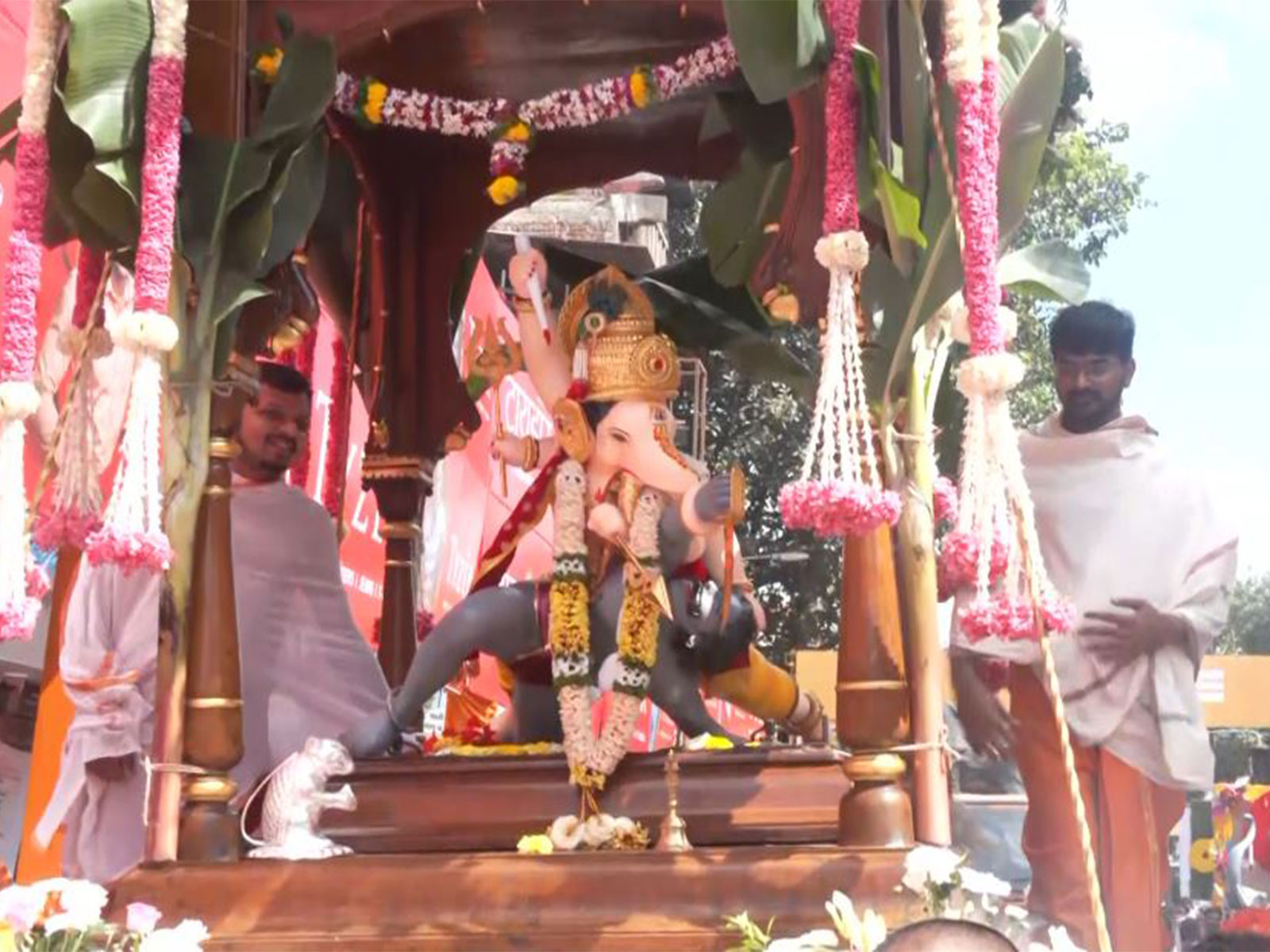 Huge crowds throng Shreemant Dagduseth Halwai Ganpati Mandal (Photo/ANI)