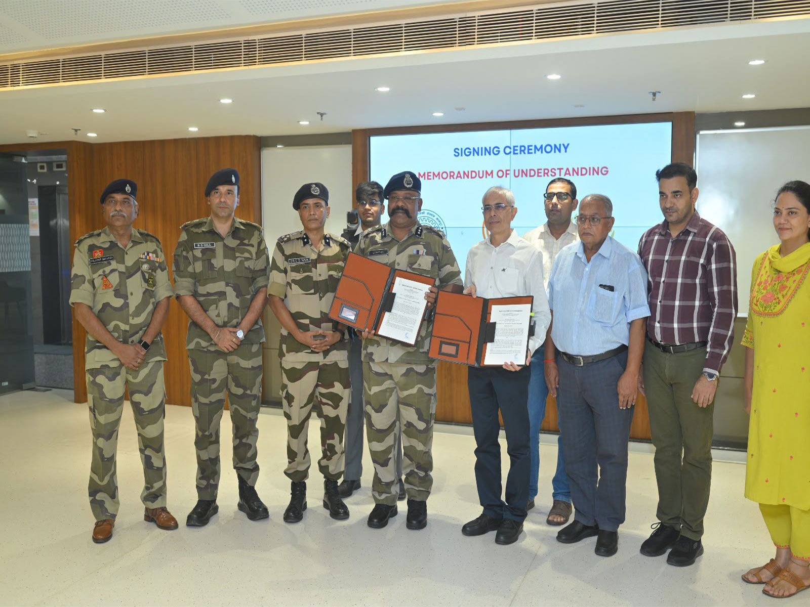 CISF, IIT Kanpur signed two MoUs (Photo/X/@CISFHQrs) CISF, IIT Kanpur signed two MoUs (Photo/X/@CISFHQrs)