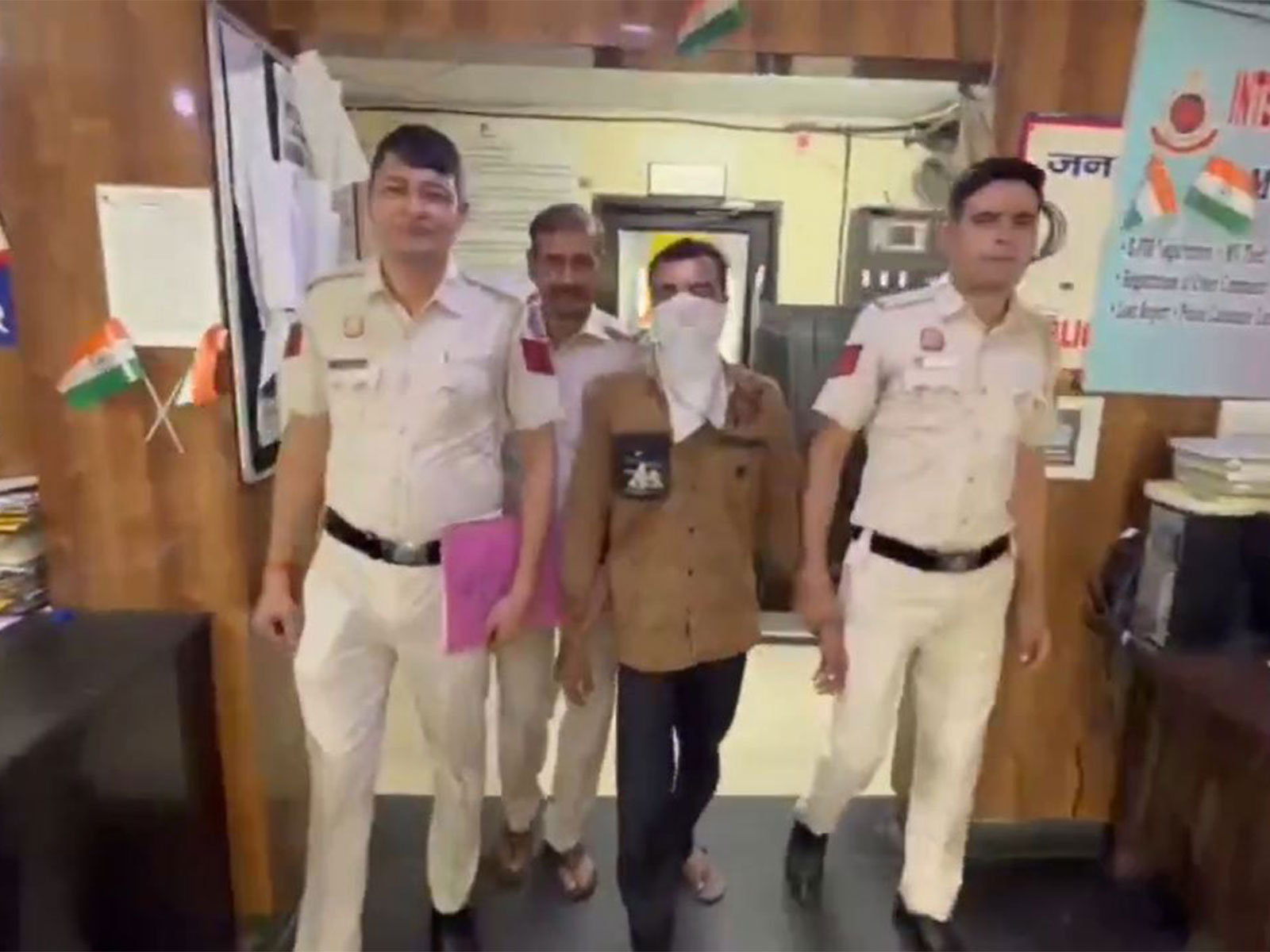 Delhi Police with accused (Photo/Delhi Police) Delhi Police with accused (Photo/Delhi Police)