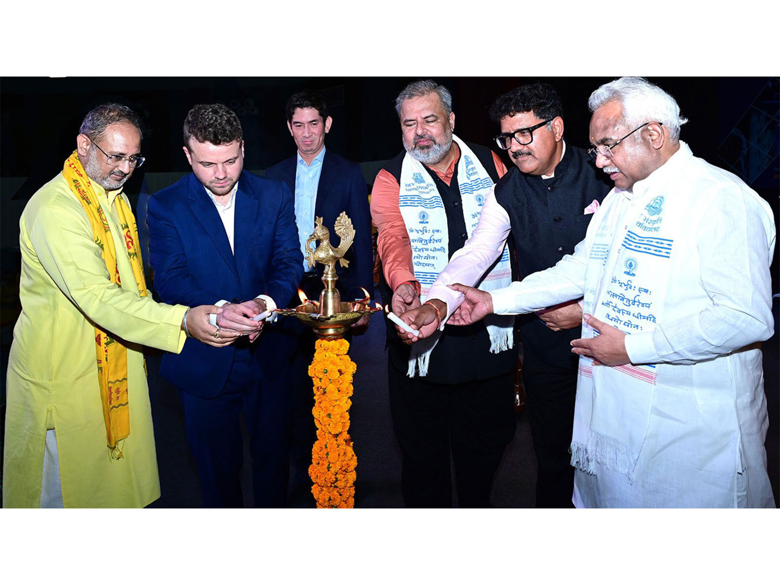 Dev Sanskriti Vishwavidyalaya Vice President Dr. Chinmay Pandya, along with international delegates (Photo/Dev Sanskriti Vishwavidyalaya)