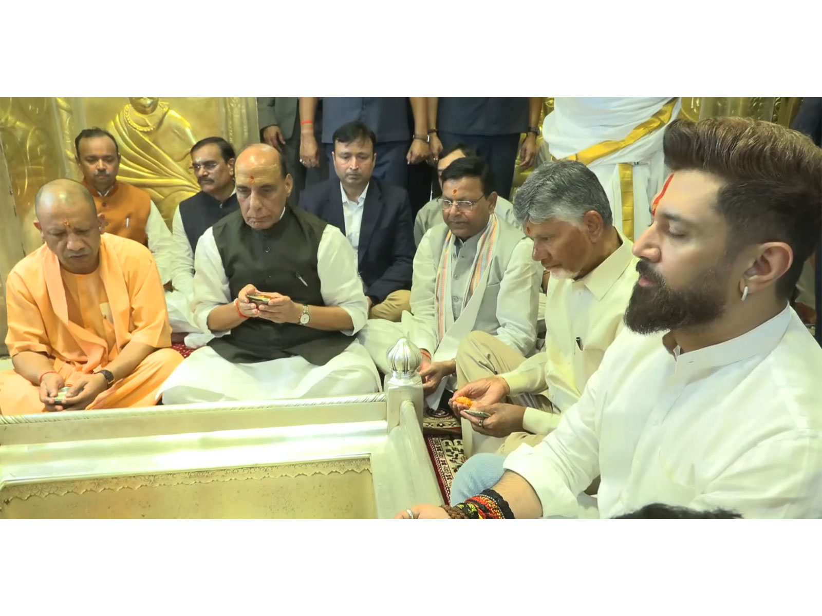 Leaders at the Kashi Vishwanath Temple (Photo/ANI) Leaders at the Kashi Vishwanath Temple (Photo/ANI)