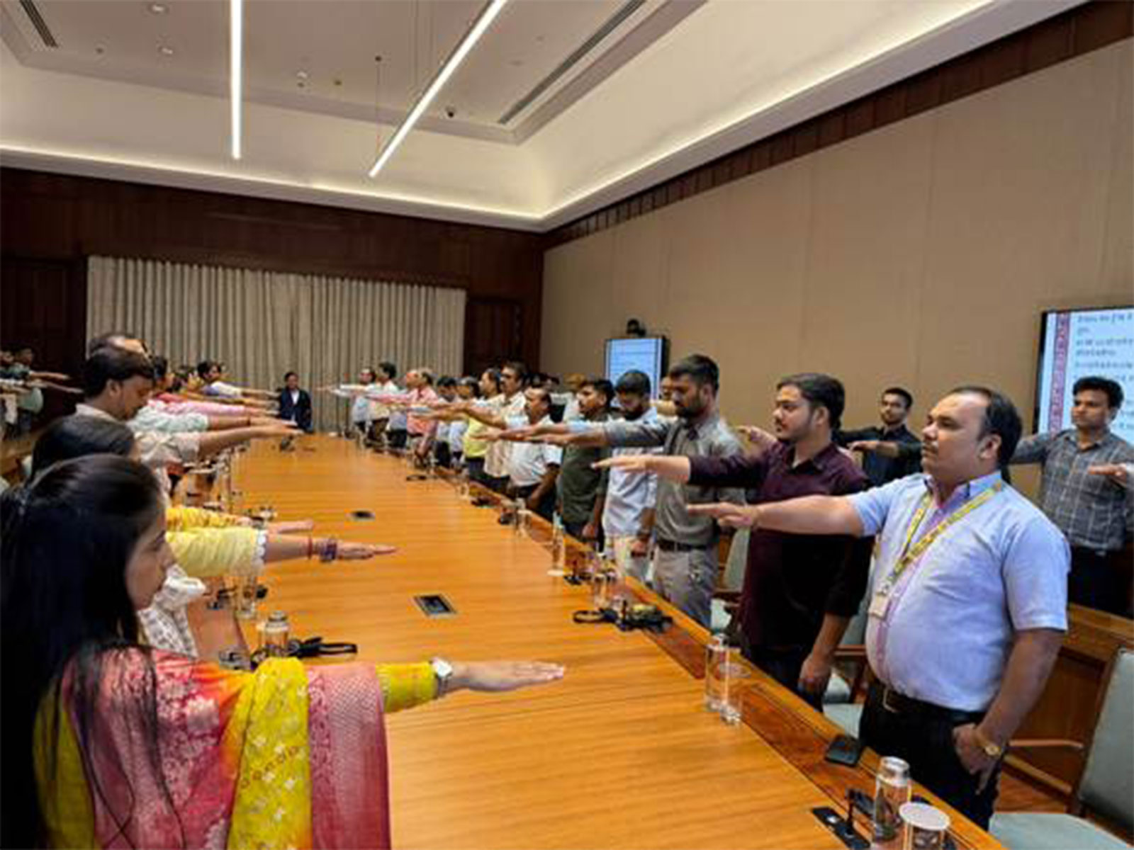 Parliamentary Affairs Ministry takes Swachhata pledge (Photo:PIB)