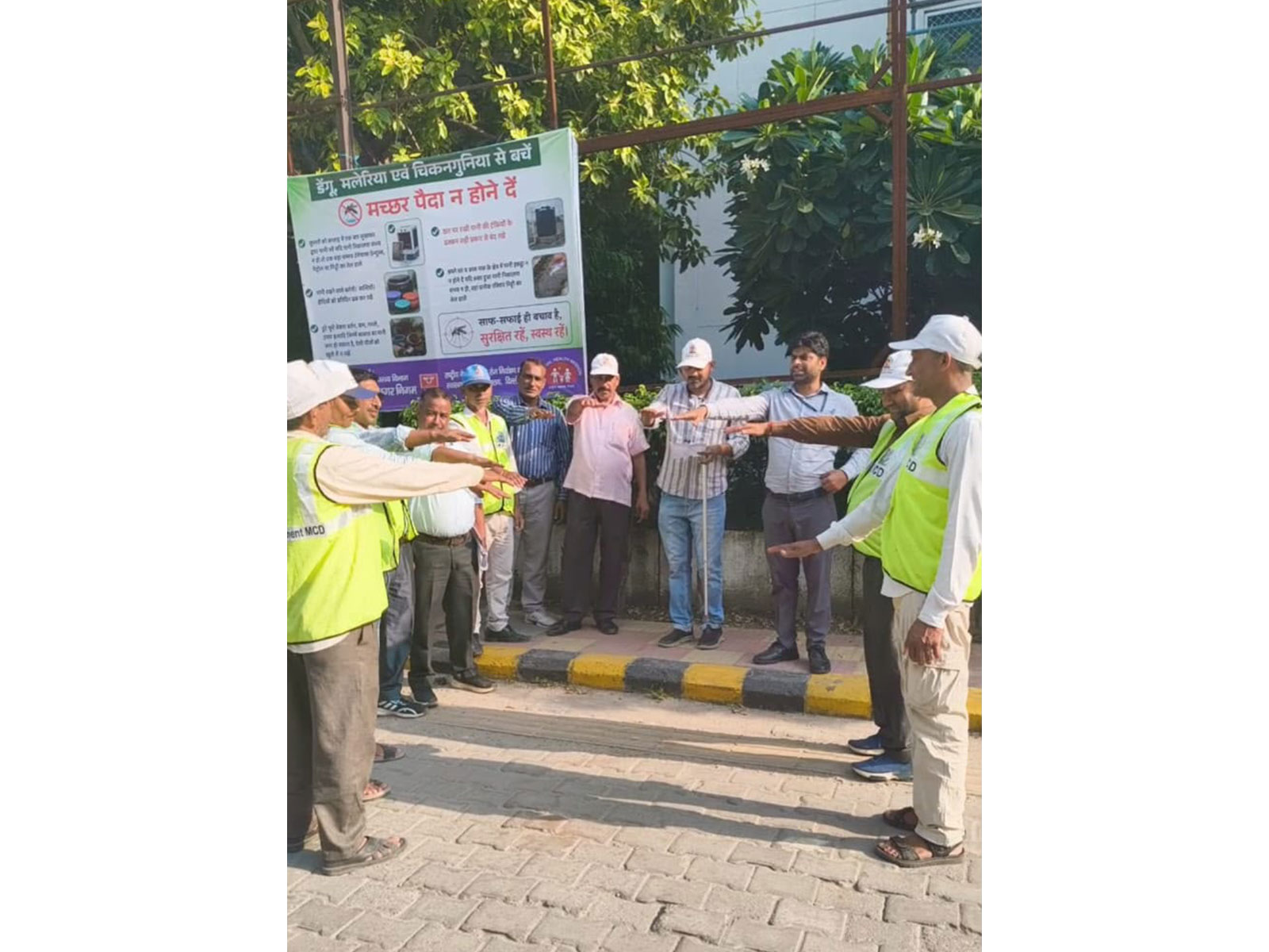 Cleanliness drive held in Anand Vihar (Photo/ANI) Cleanliness drive held in Anand Vihar (Photo/ANI)