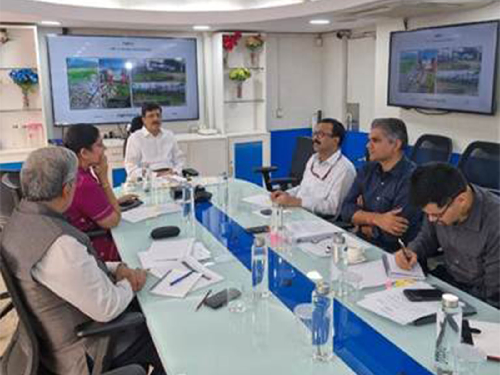 Senior officials of the Ministry of Power review pending public grievances and official records during the preparatory phase of Special Campaign-6 (Photo/Ministry of power)