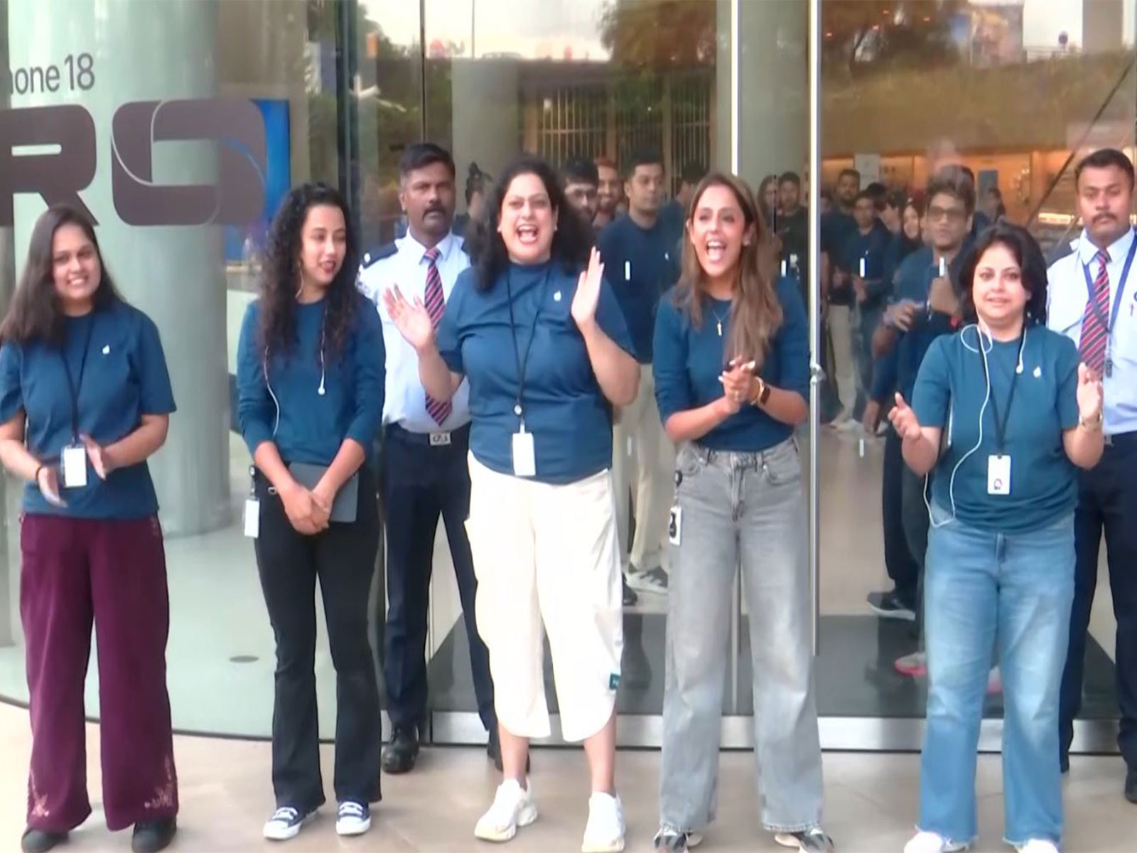 Apple stores open their doors for sale of new IPhone (Photo/ANI)