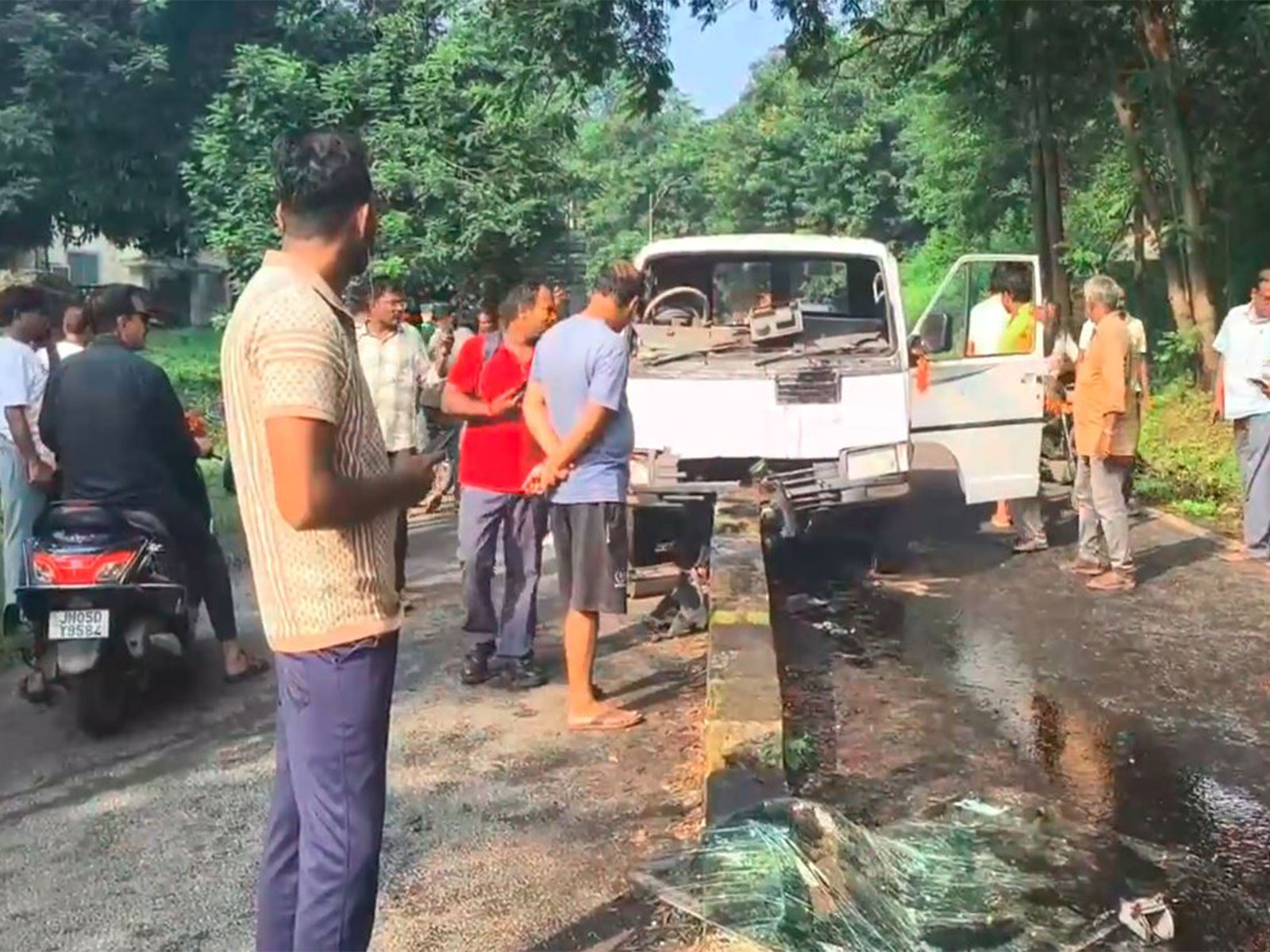 School van carrying students hits divider in Jharkhand (Photo/ANI)