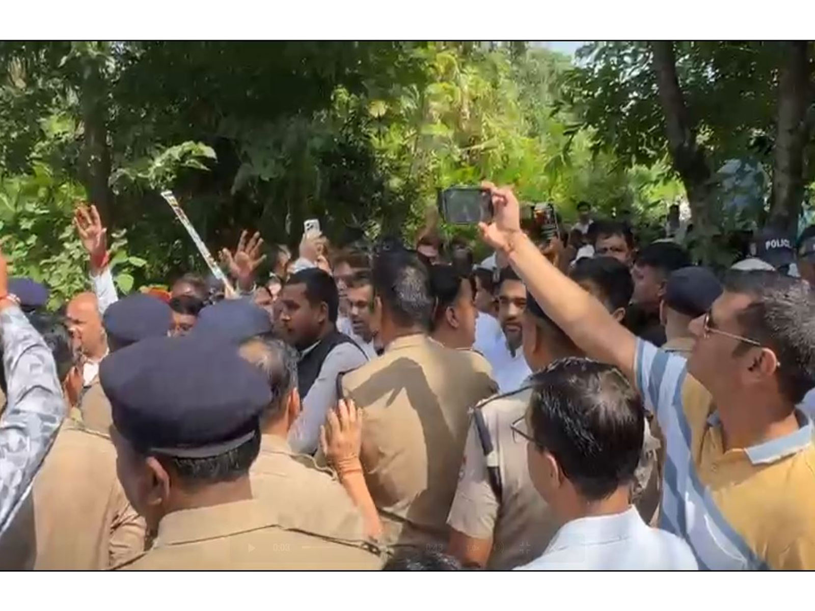 Congress workers clashed with police in Yamkeshwar (Photo/ANI) Congress workers clashed with police in Yamkeshwar (Photo/ANI)