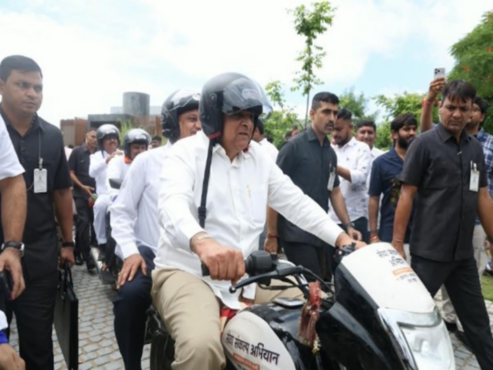 Gujarat CM joins bike yatra at Sanand (Photo:Gujarat CMO)