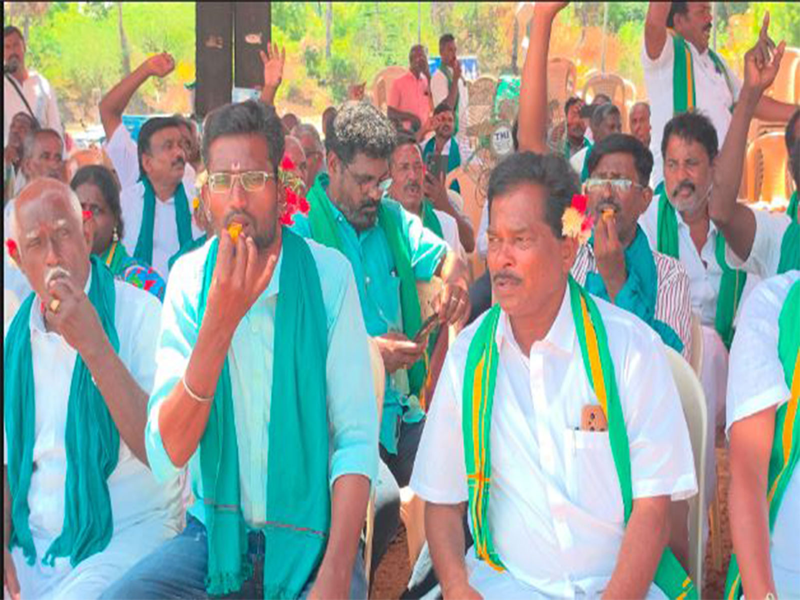 Delta farmers stage sit-in Tamil Nadu's Tiruchirappalli (Photo/ANI)
