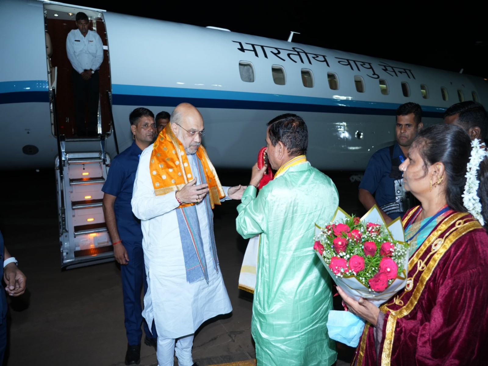 Union Minister Pralhad Joshi welcomes Home Minister Amit Shah in Hubballi (Photo: @JoshiPralhad/x) Union Minister Pralhad Joshi welcomes Home Minister Amit Shah in Hubballi (Photo: @JoshiPralhad/x)