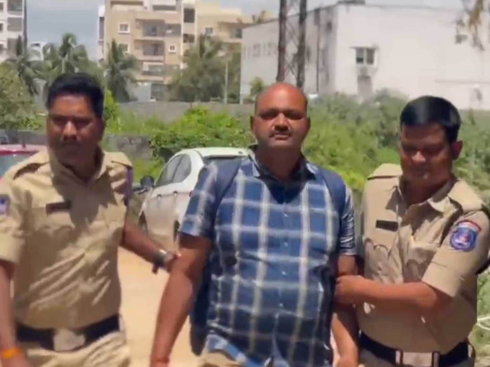 Cyberabad: Home Guard arrested for dragging woman by hair at Hafeezpet Railway Station (Photo/@CVAnandIPS) Cyberabad: Home Guard arrested for dragging woman by hair at Hafeezpet Railway Station (Photo/@CVAnandIPS)