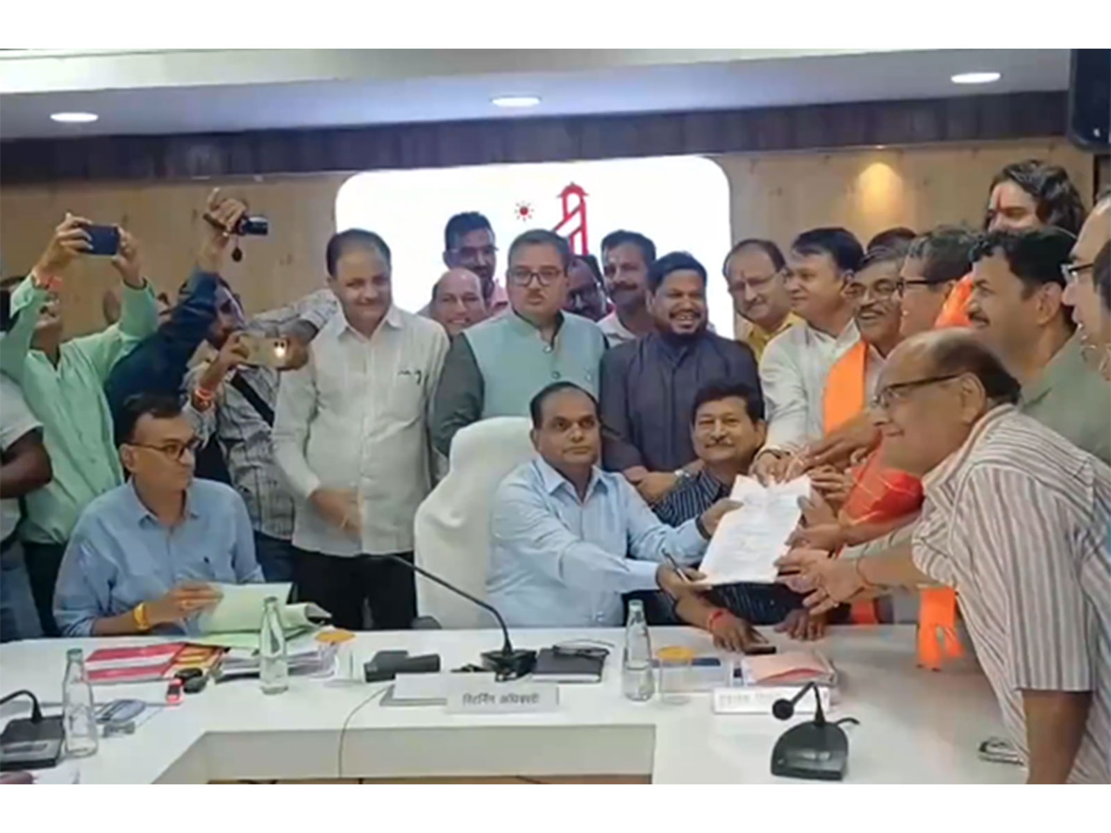 BJP's Sunil Kothari files nomination for Jaipur Mayor polls (Photo/ANI) BJP's Sunil Kothari files nomination for Jaipur Mayor polls (Photo/ANI)