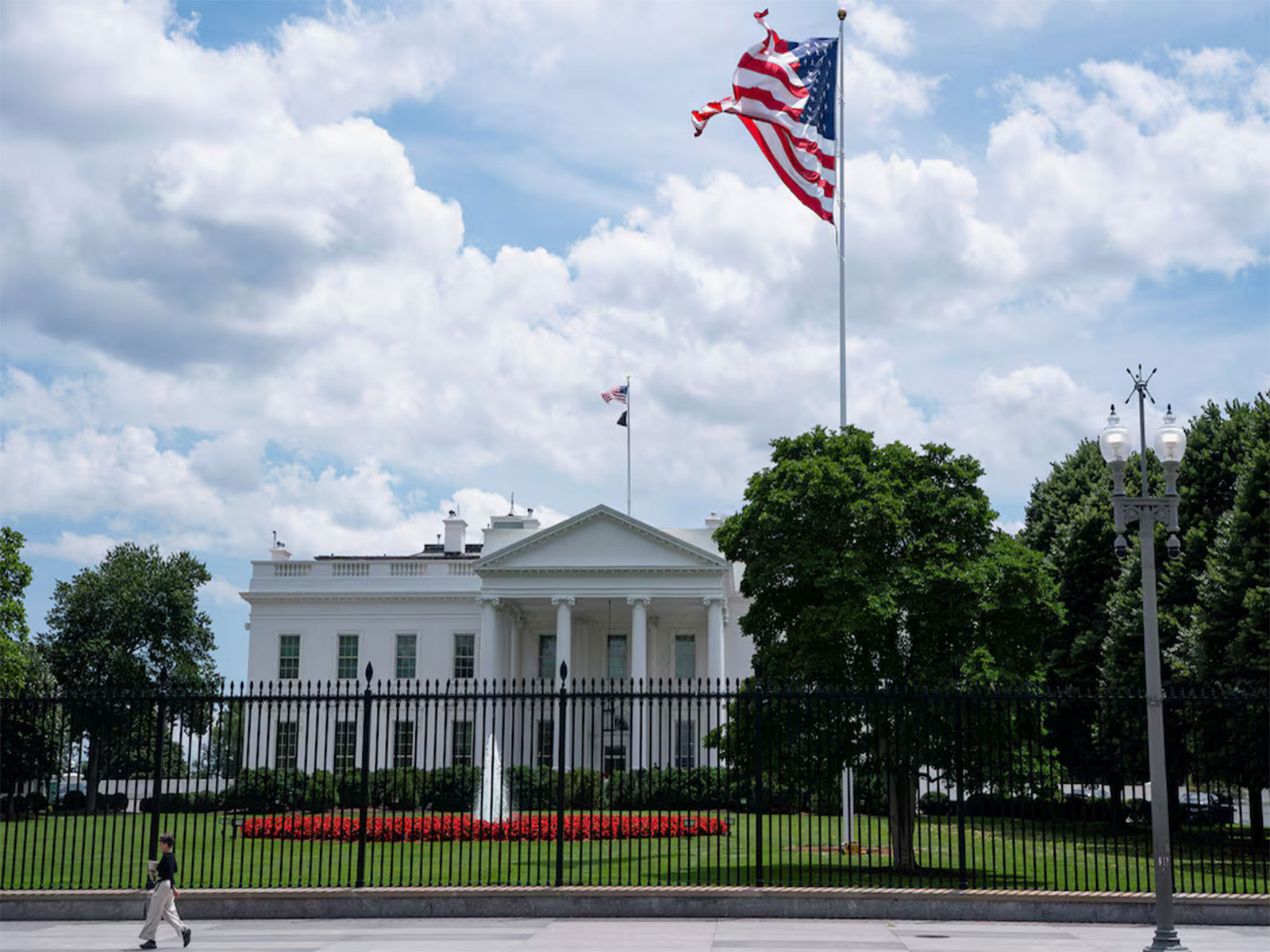“He told me it had been deactivated”: CNN reporter describes moment she&hellip;