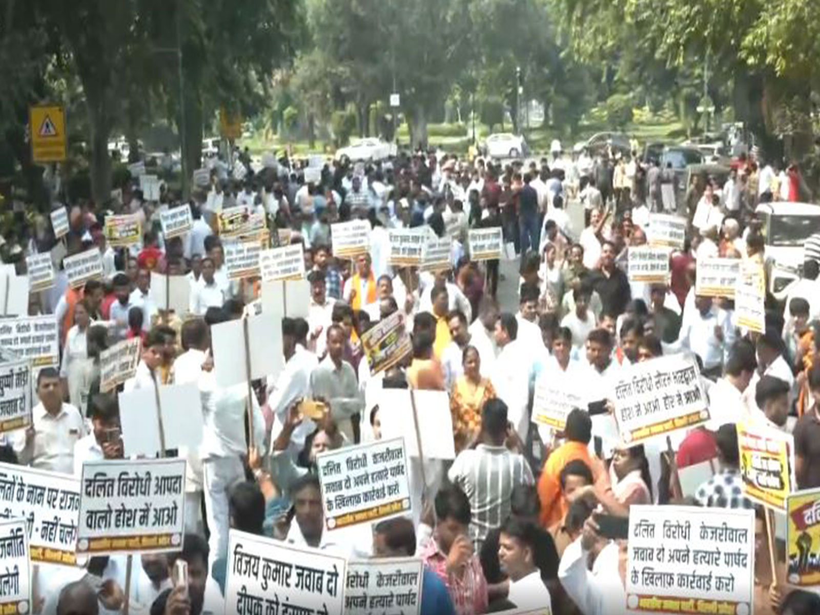 Delhi BJP workers protesting outside AAP headquarters (Photo/ANI) Delhi BJP workers protesting outside AAP headquarters (Photo/ANI)