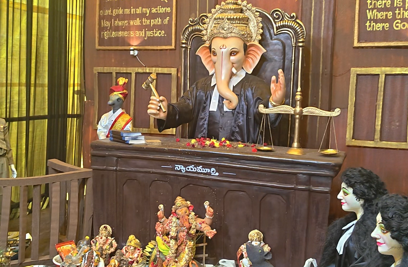 Eco-friendly ‘Nyayamurti Ganapathi’ with Supreme Court-themed pandal draws devotees in Warangal