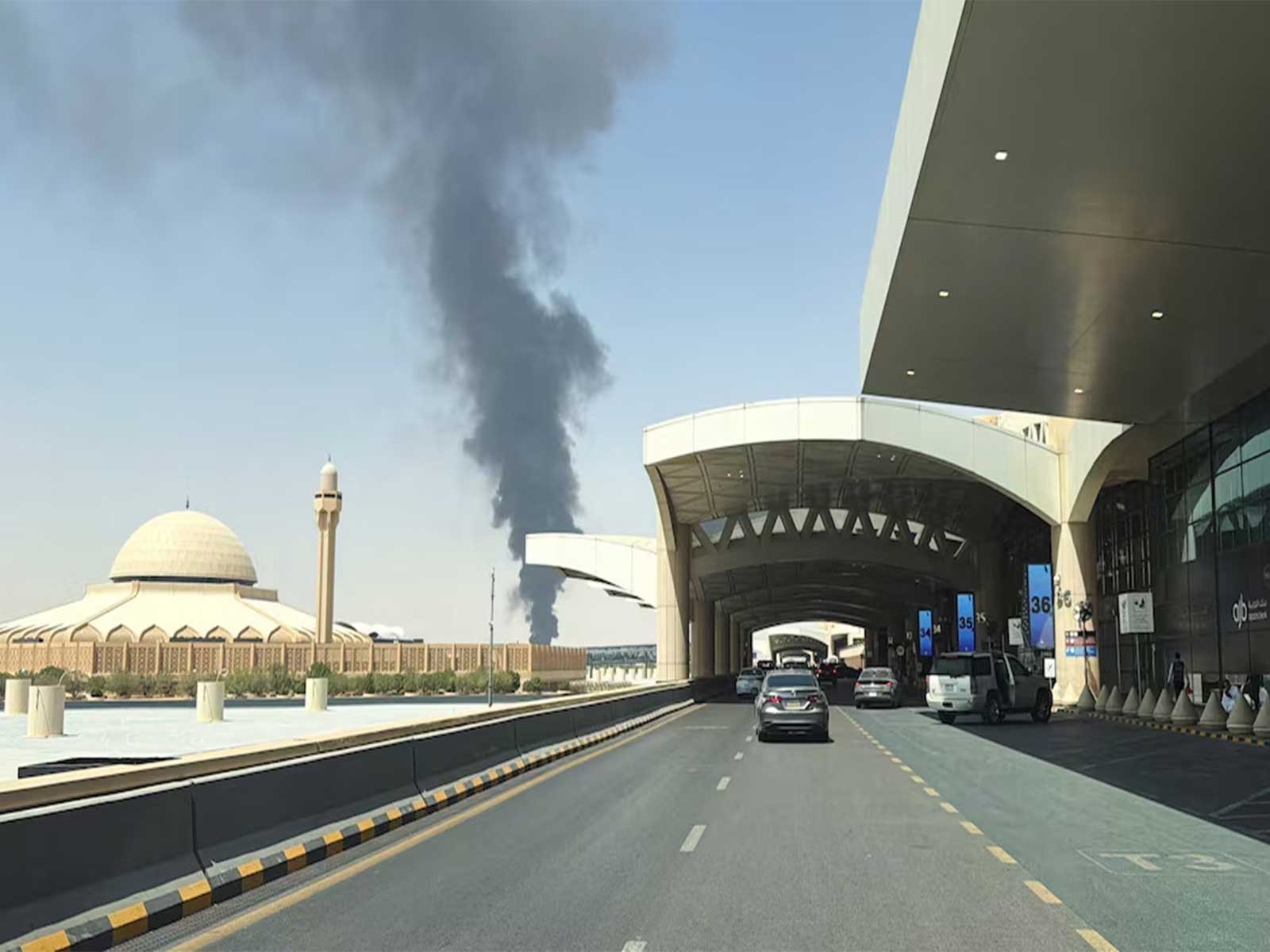 Large plume of black smoke rises from the fuel storage depot at King Khalid International Airport, in Riyadh, Saudi Arabia. (Photo/Reuters) Large plume of black smoke rises from the fuel storage depot at King Khalid International Airport, in Riyadh, Saudi Arabia. (Photo/Reuters)