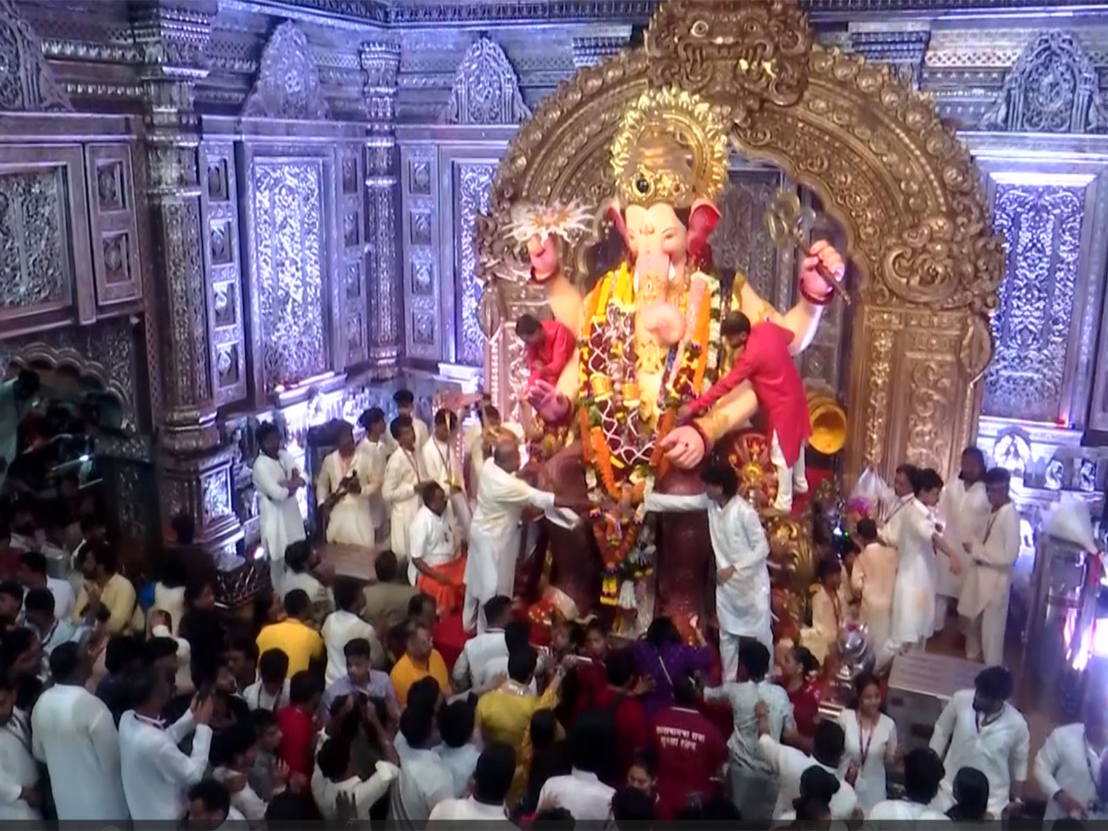 Huge crowd gathers at Lalbaugcha Raja for Darshan (Photo/ANI) Huge crowd gathers at Lalbaugcha Raja for Darshan (Photo/ANI)